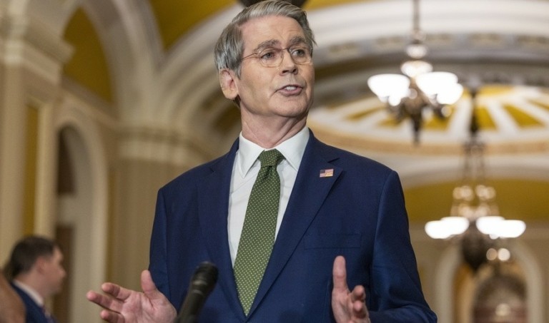 ΗΠΑ–Κίνα: Ευέλικτη η διορία για τους δασμούς, διαμηνύει ο Μπέσεντ