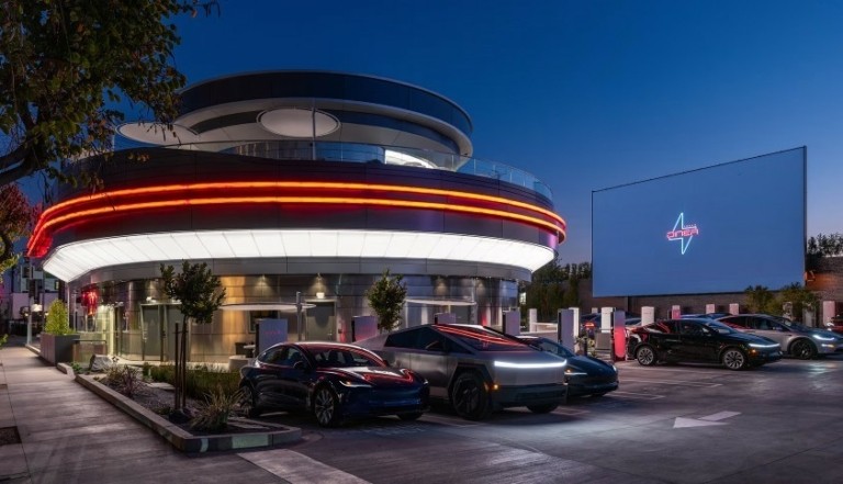 Tesla Diner: Ο Μασκ «μπαίνει» στην εστίαση με μια φουτουριστική εμπειρία γεύσης και τεχνολογίας (pics + vid)