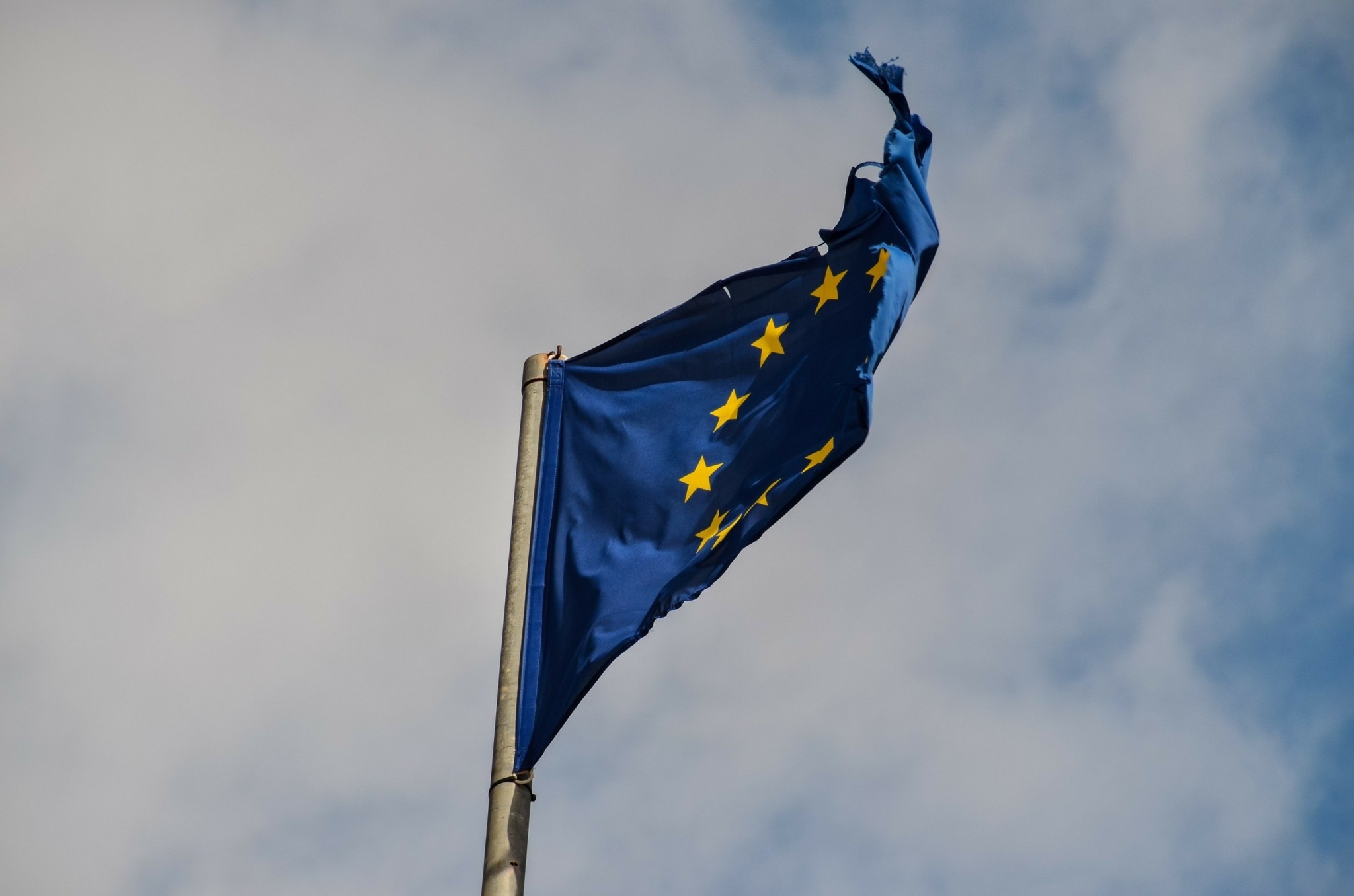 Ποιο είναι το πλάνο των Βρυξελλών για την αντιμετώπιση των αντιδημοκρατικών ευρωπαϊκών κυβερνήσεων