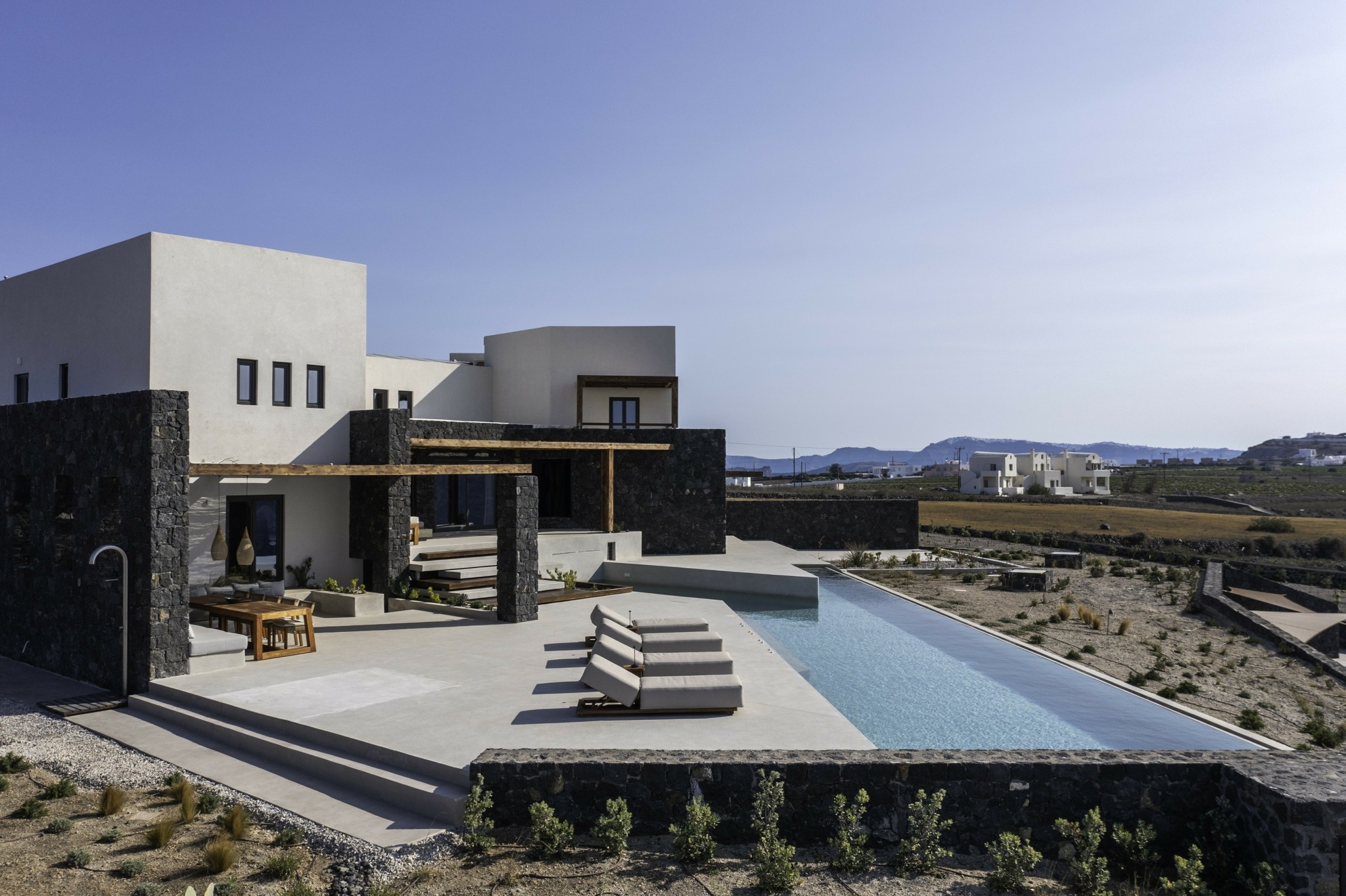 Σαντορίνη: Η εντυπωσιακή ανακαίνιση μιας βίλας με όραμα μοντέρνας αισθητικής