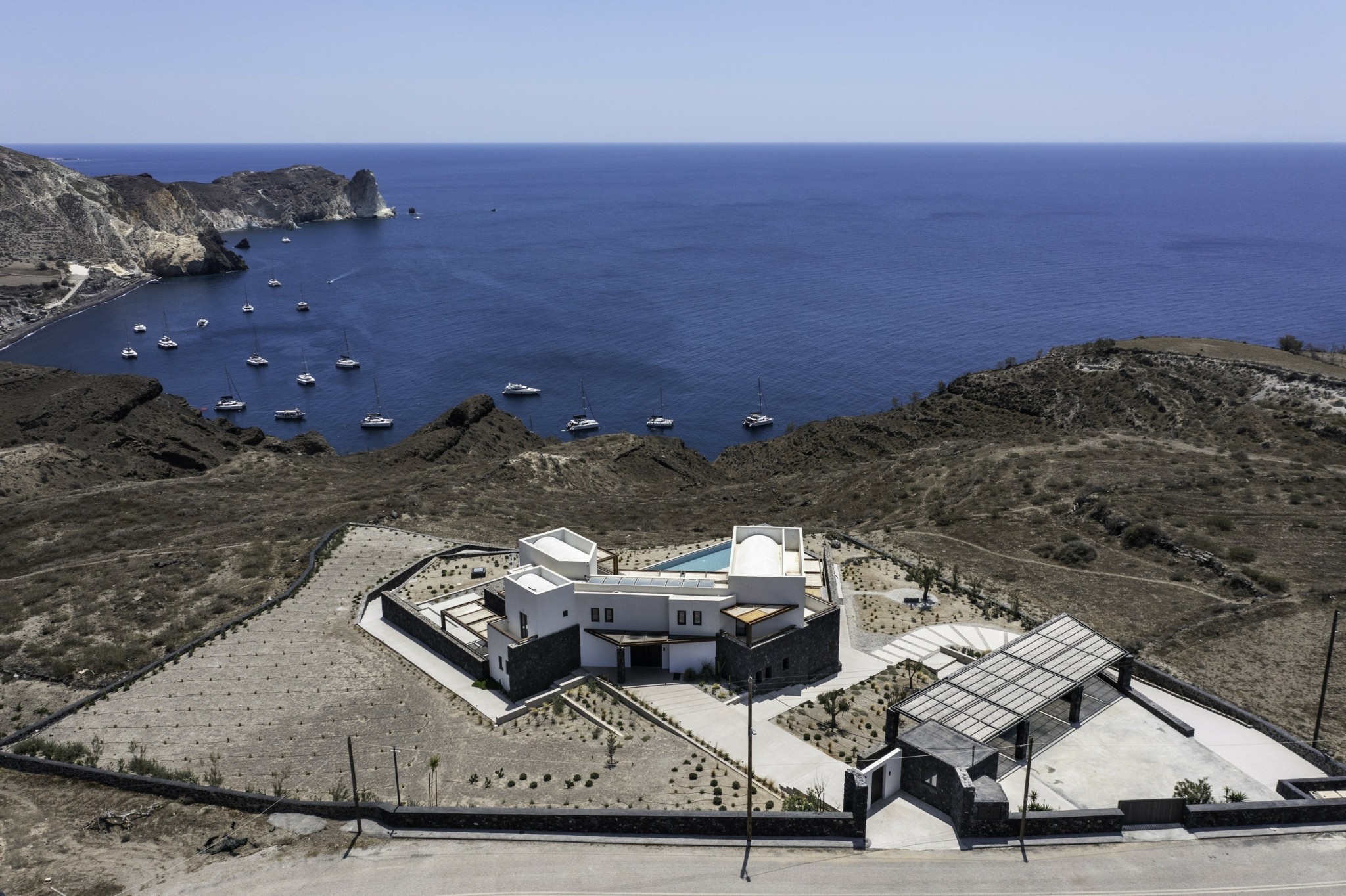 Σαντορίνη: Η εντυπωσιακή ανακαίνιση μιας βίλας με όραμα μοντέρνας αισθητικής