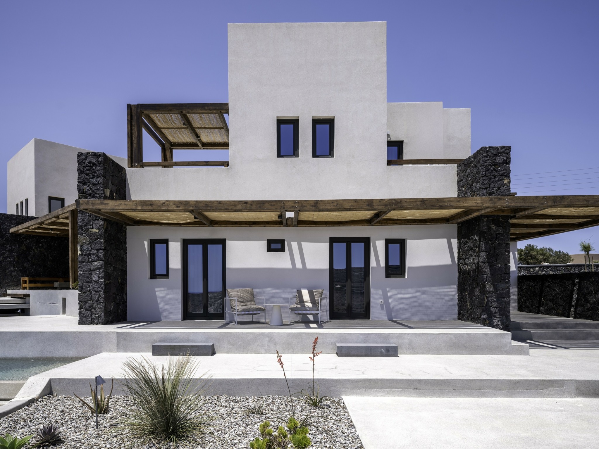 Σαντορίνη: Η εντυπωσιακή ανακαίνιση μιας βίλας με όραμα μοντέρνας αισθητικής