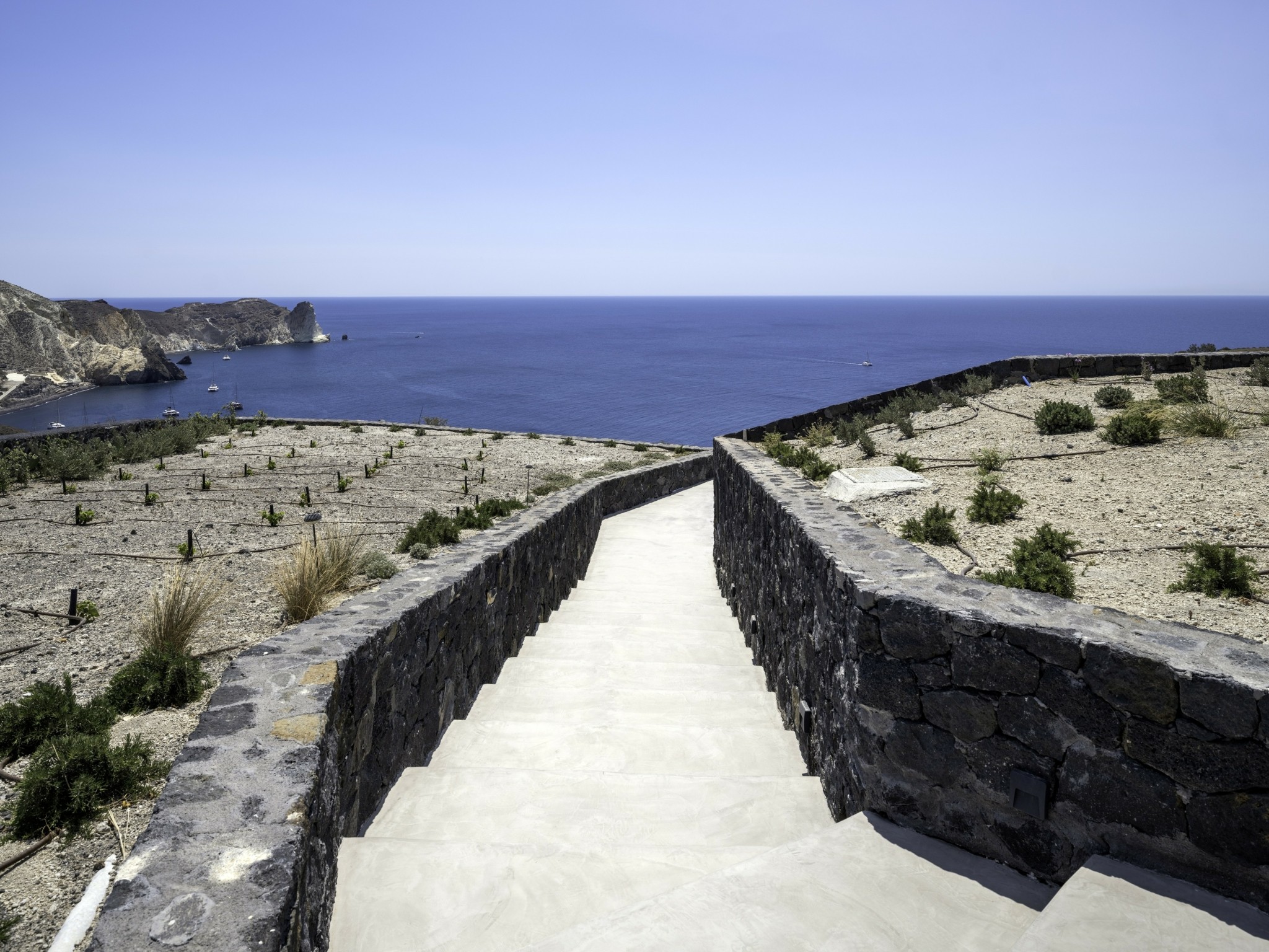 Σαντορίνη: Η εντυπωσιακή ανακαίνιση μιας βίλας με όραμα μοντέρνας αισθητικής