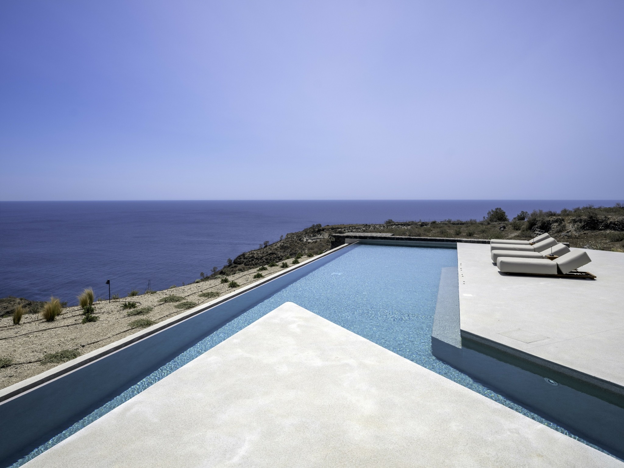 Σαντορίνη: Η εντυπωσιακή ανακαίνιση μιας βίλας με όραμα μοντέρνας αισθητικής