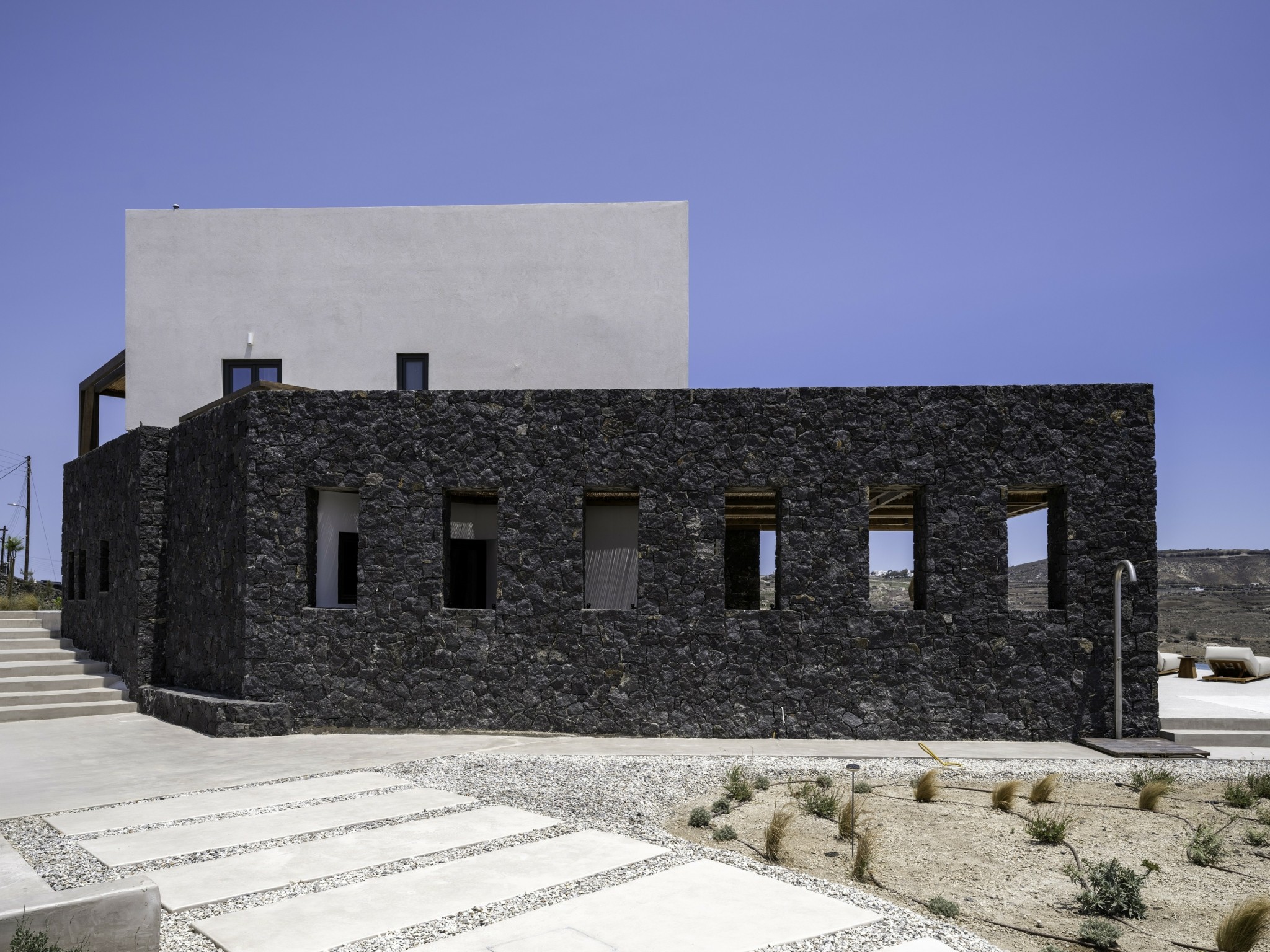 Σαντορίνη: Η εντυπωσιακή ανακαίνιση μιας βίλας με όραμα μοντέρνας αισθητικής