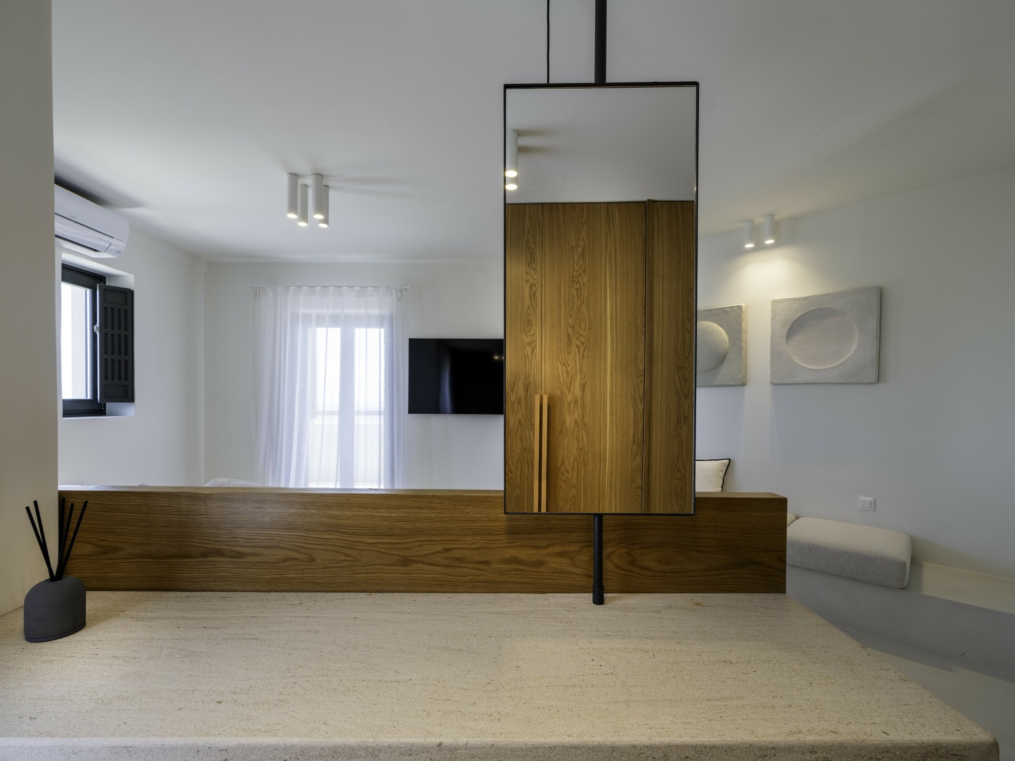 Σαντορίνη: Η εντυπωσιακή ανακαίνιση μιας βίλας με όραμα μοντέρνας αισθητικής