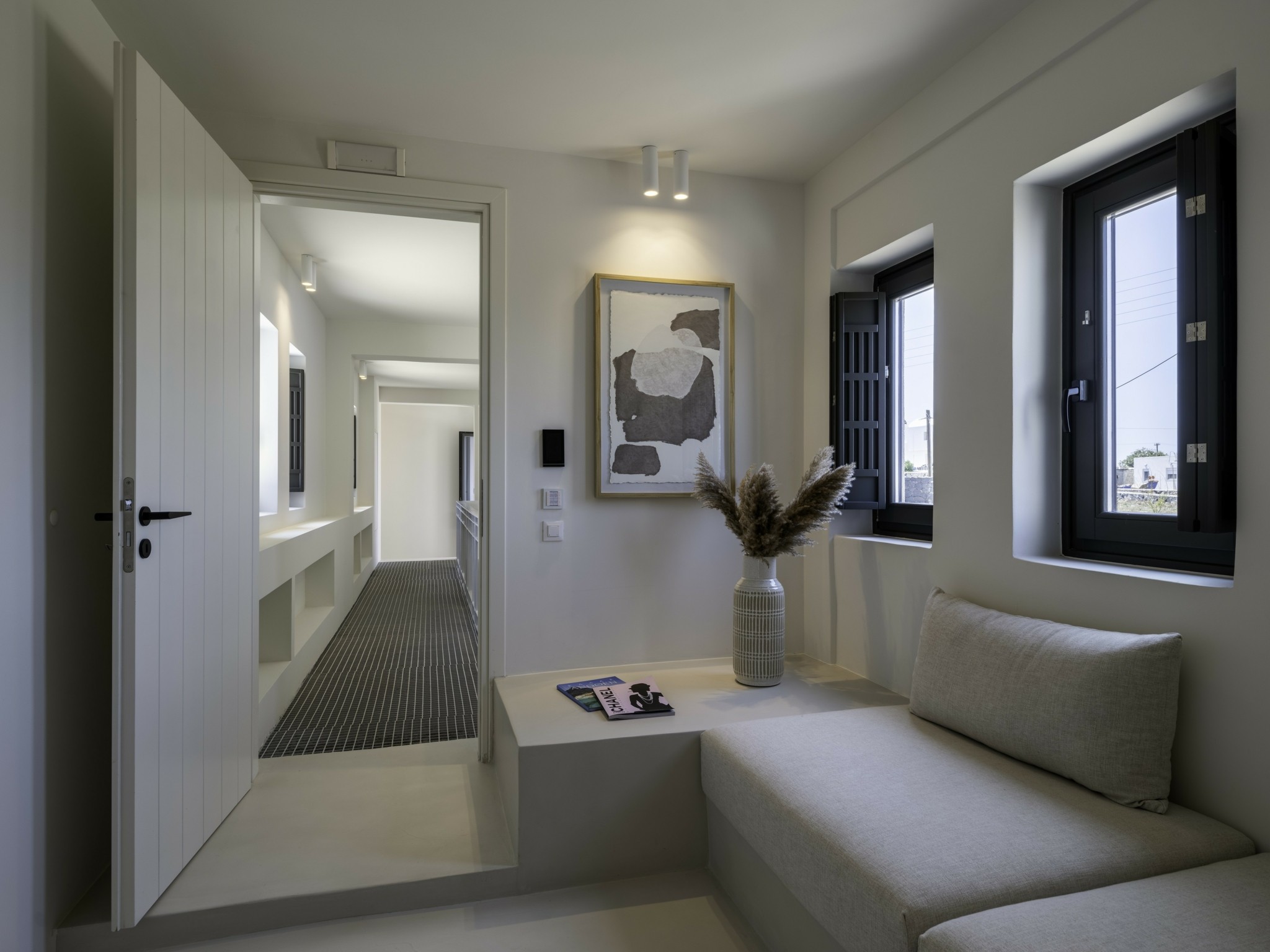 Σαντορίνη: Η εντυπωσιακή ανακαίνιση μιας βίλας με όραμα μοντέρνας αισθητικής