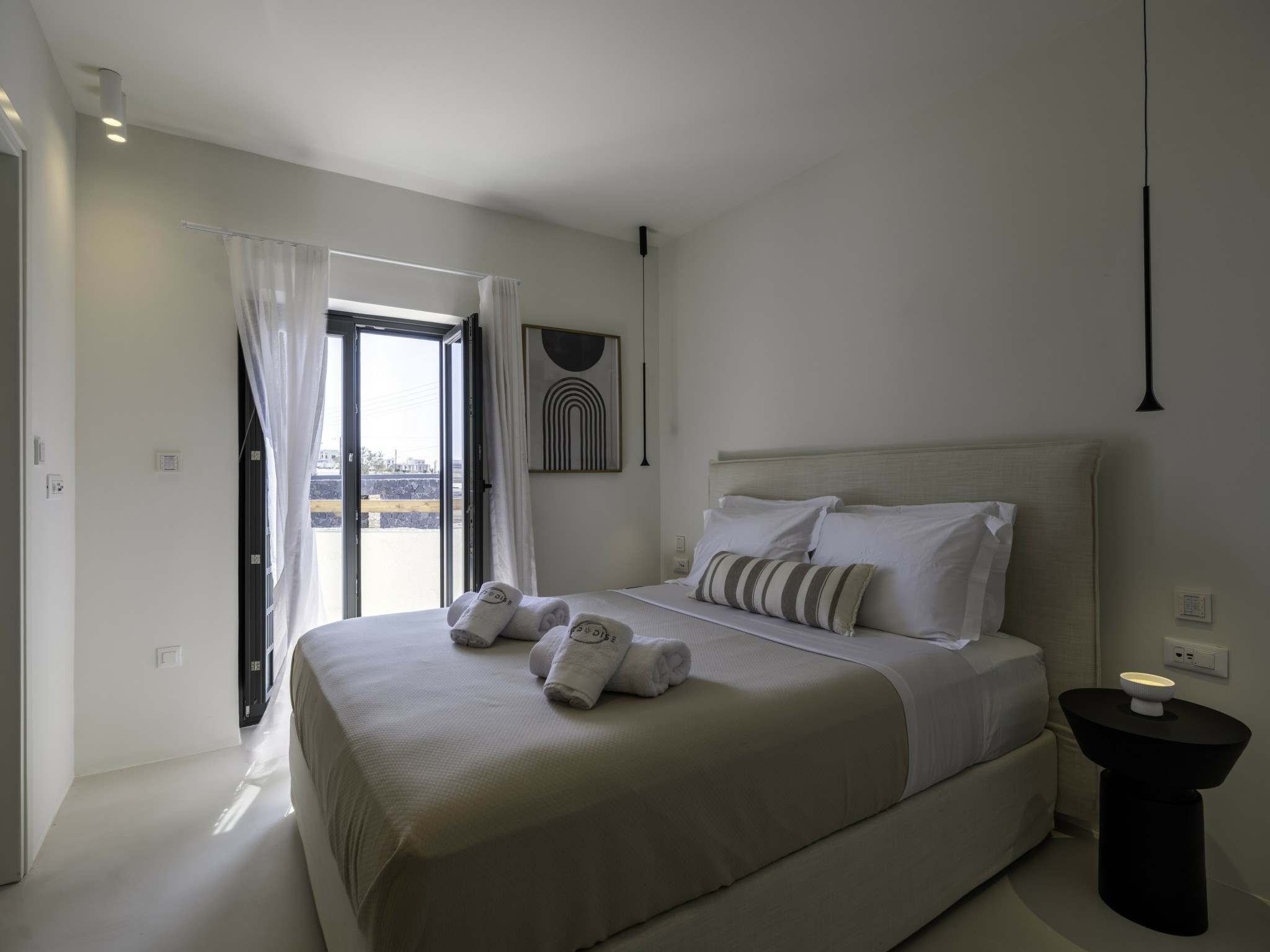 Σαντορίνη: Η εντυπωσιακή ανακαίνιση μιας βίλας με όραμα μοντέρνας αισθητικής