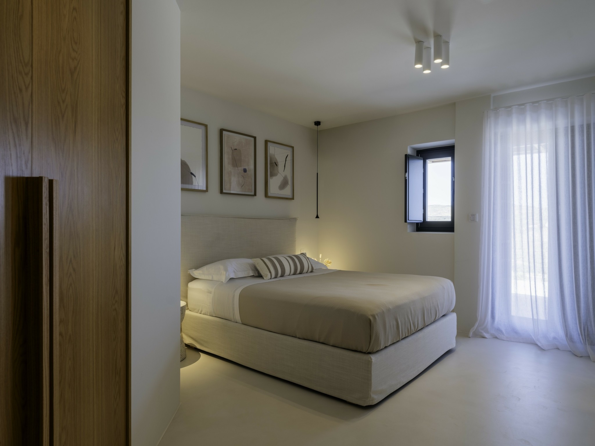 Σαντορίνη: Η εντυπωσιακή ανακαίνιση μιας βίλας με όραμα μοντέρνας αισθητικής