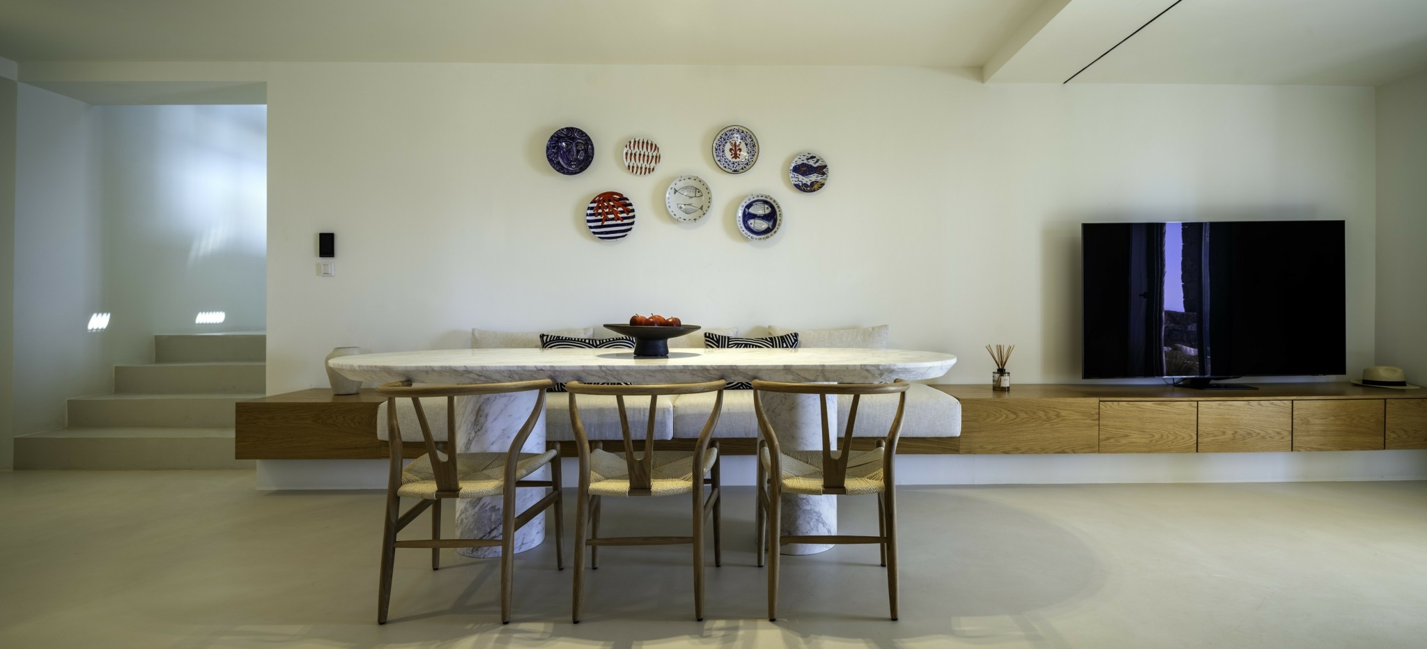 Σαντορίνη: Η εντυπωσιακή ανακαίνιση μιας βίλας με όραμα μοντέρνας αισθητικής