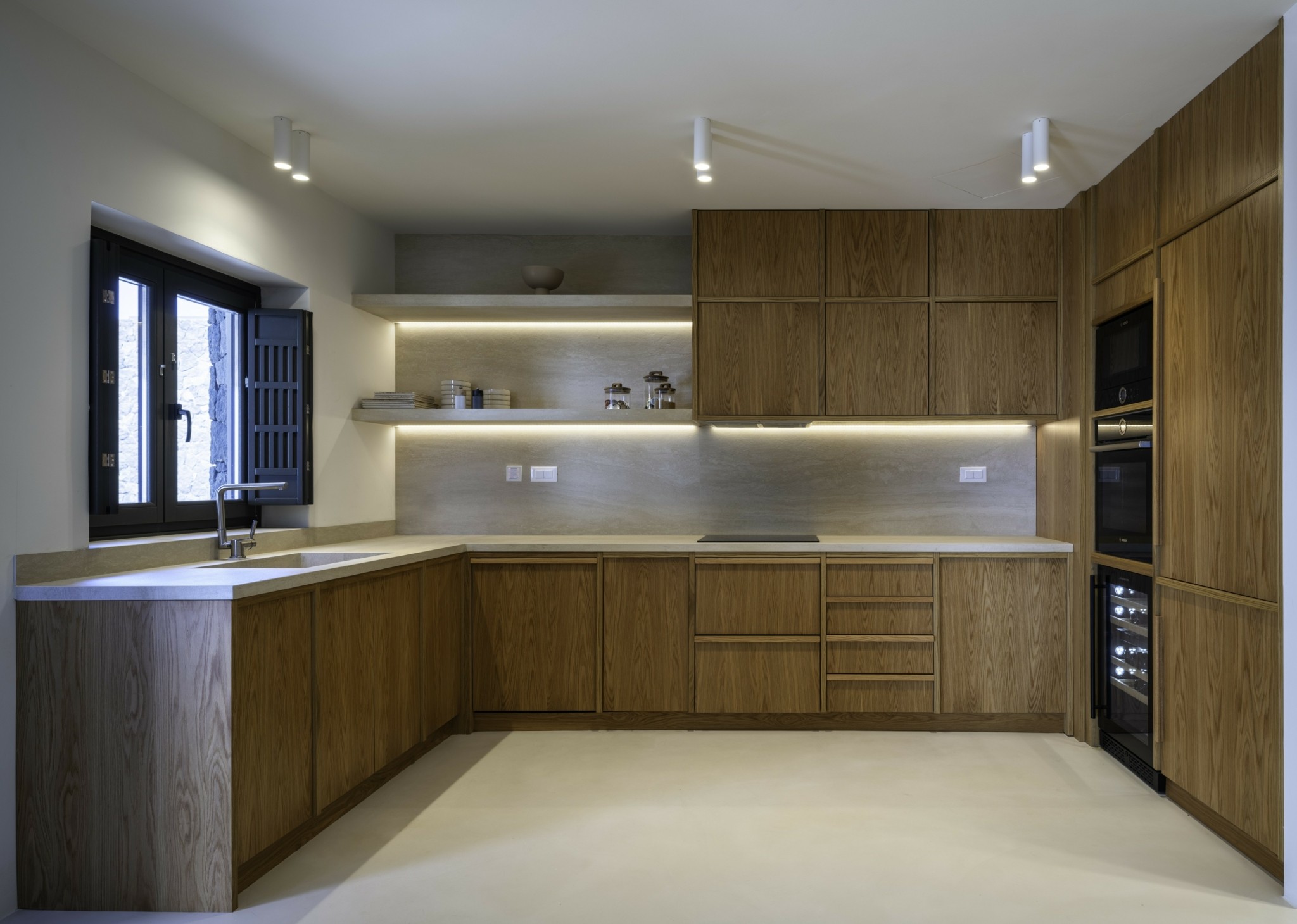 Σαντορίνη: Η εντυπωσιακή ανακαίνιση μιας βίλας με όραμα μοντέρνας αισθητικής