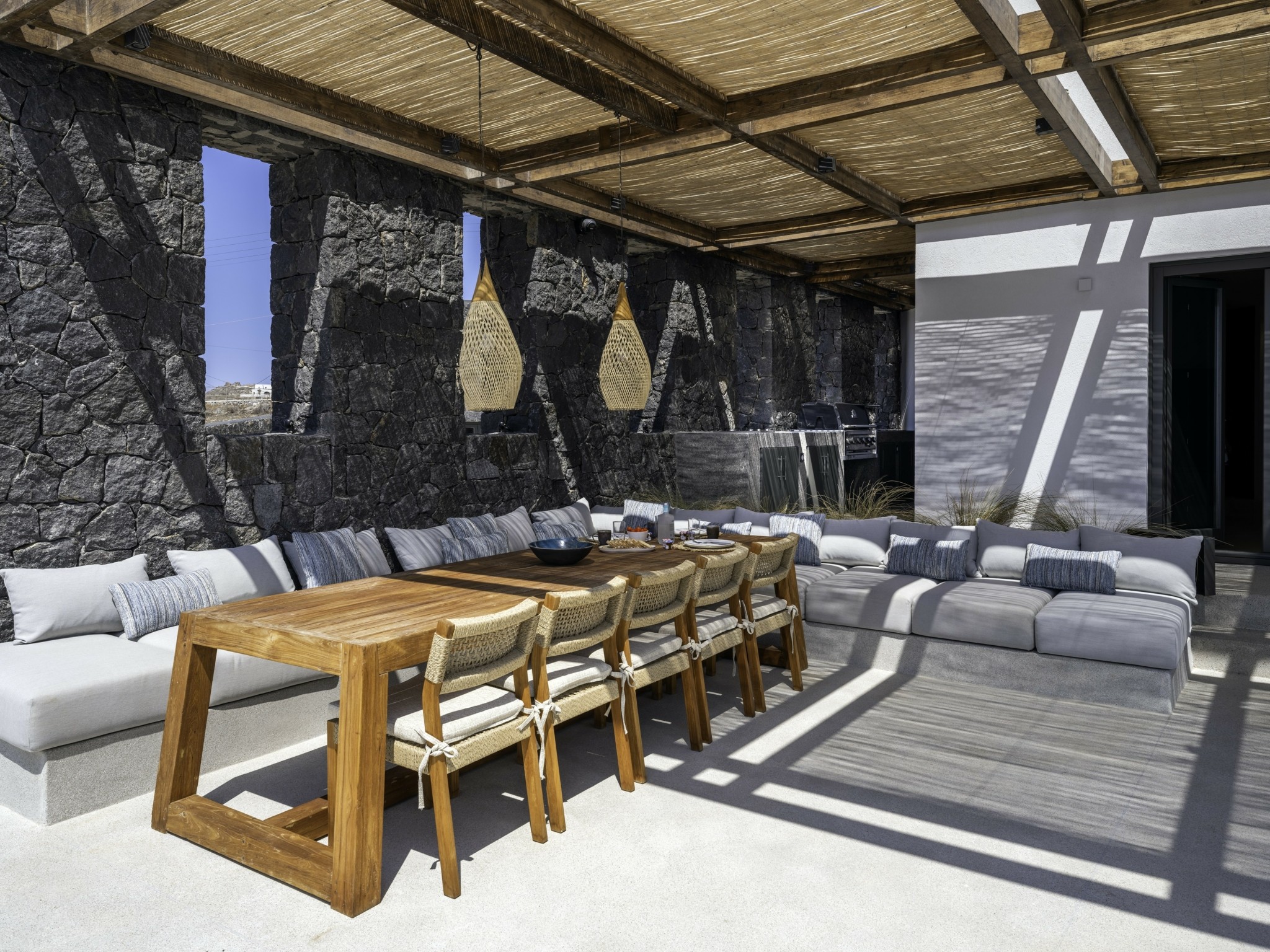 Σαντορίνη: Η εντυπωσιακή ανακαίνιση μιας βίλας με όραμα μοντέρνας αισθητικής