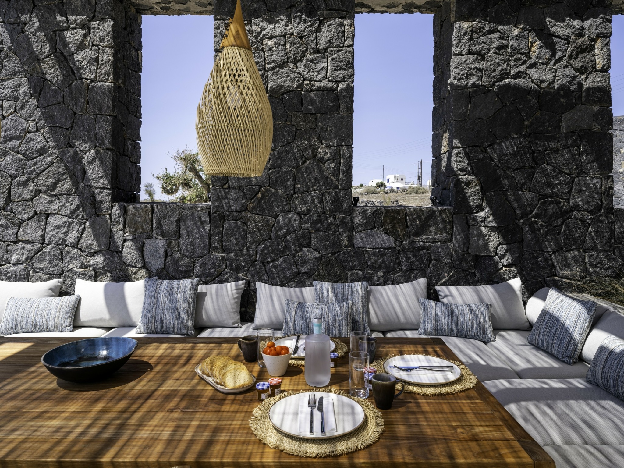 Σαντορίνη: Η εντυπωσιακή ανακαίνιση μιας βίλας με όραμα μοντέρνας αισθητικής