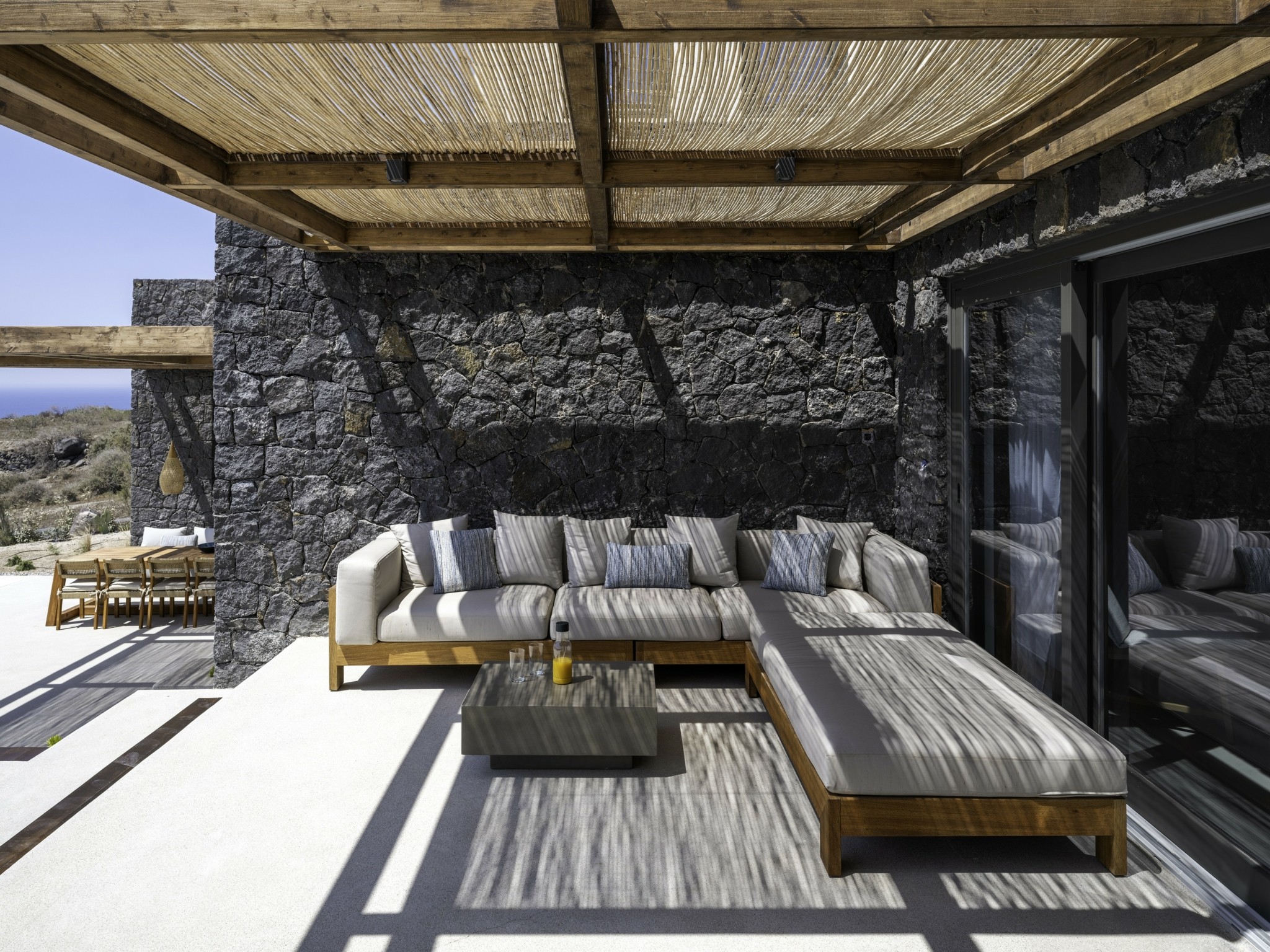 Σαντορίνη: Η εντυπωσιακή ανακαίνιση μιας βίλας με όραμα μοντέρνας αισθητικής