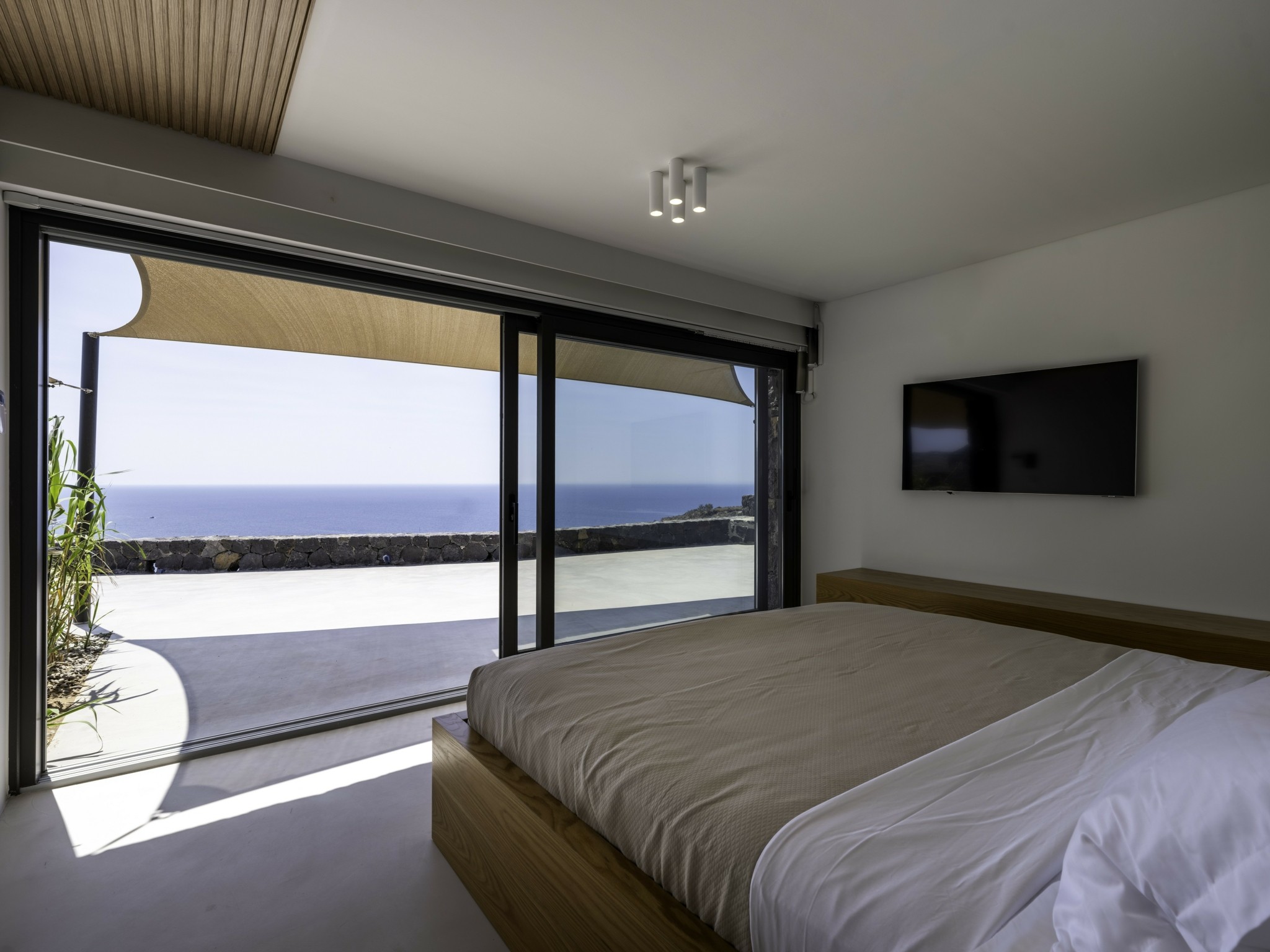 Σαντορίνη: Η εντυπωσιακή ανακαίνιση μιας βίλας με όραμα μοντέρνας αισθητικής