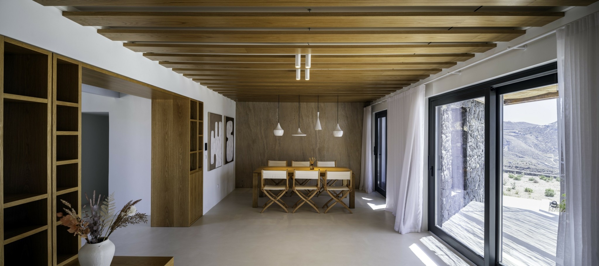 Σαντορίνη: Η εντυπωσιακή ανακαίνιση μιας βίλας με όραμα μοντέρνας αισθητικής