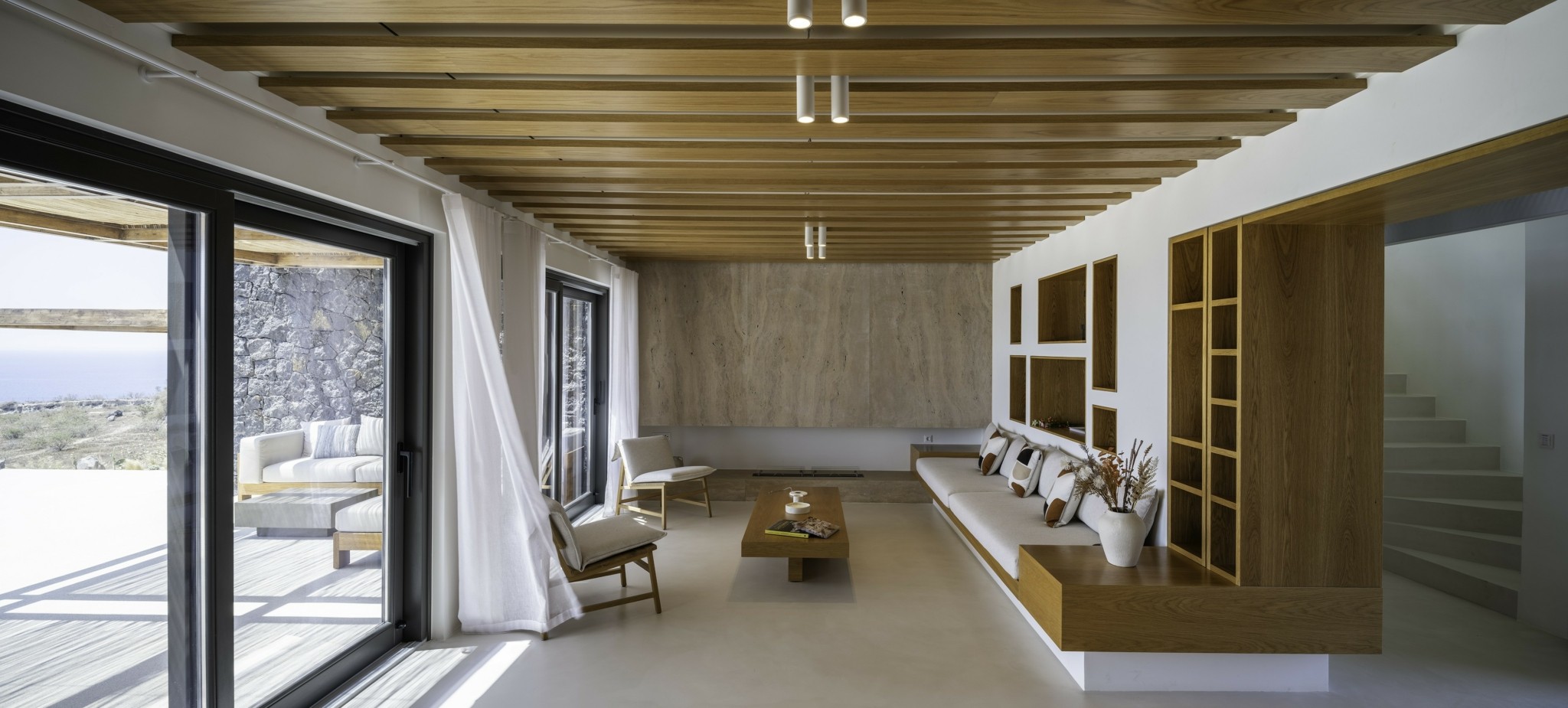Σαντορίνη: Η εντυπωσιακή ανακαίνιση μιας βίλας με όραμα μοντέρνας αισθητικής
