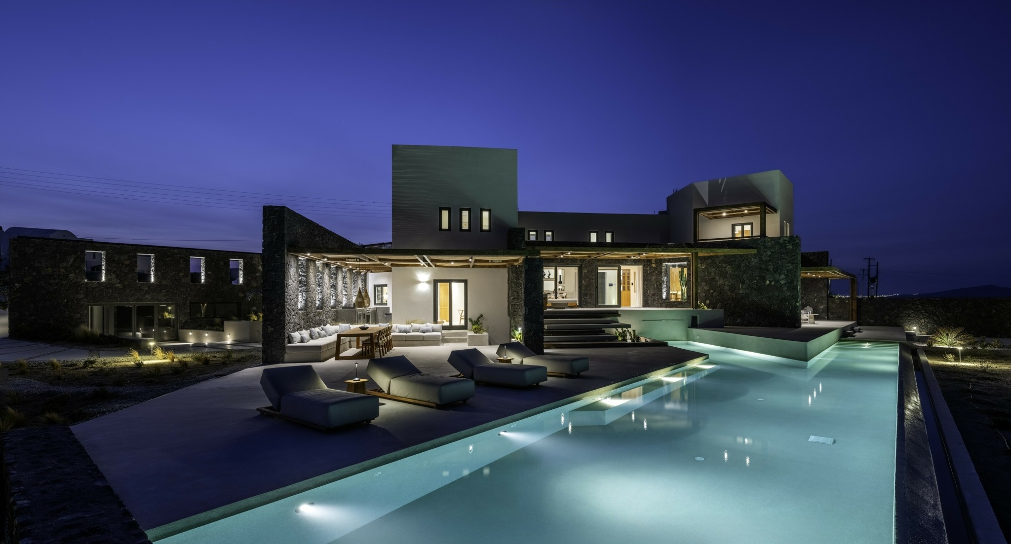 Σαντορίνη: Η εντυπωσιακή ανακαίνιση μιας βίλας με όραμα μοντέρνας αισθητικής