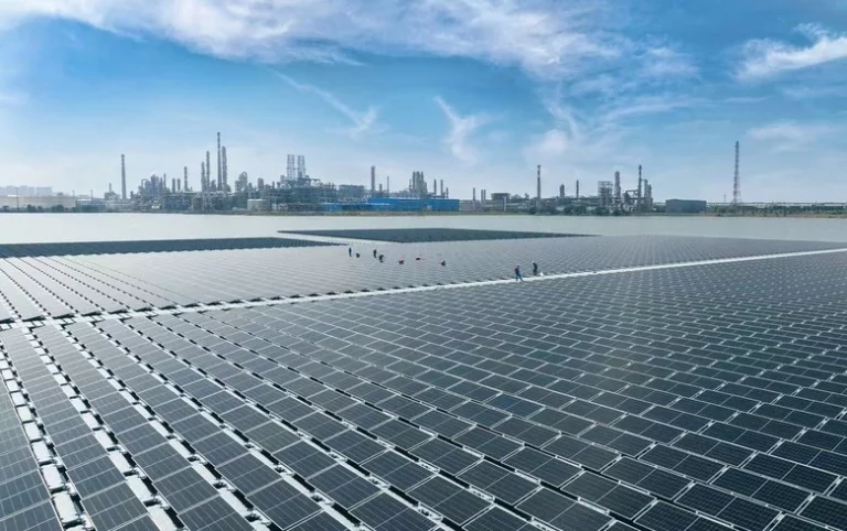 Κίνα: Η Sinopec εγκαινιάζει το πρώτο πλωτό φωτοβολταικό εμπορικής κλίμακας στη θάλασσα (pic)