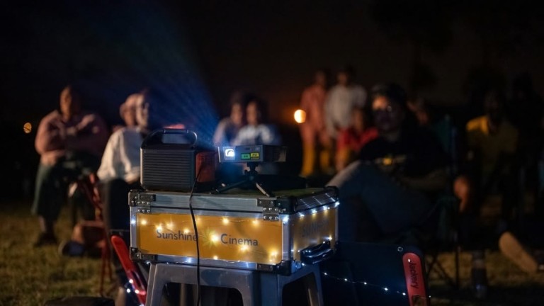 Sunshine Cinema: Κινητός κινηματογράφος χωράει σε βαλίτσα και λειτουργεί με ηλιακή ενέργεια (pic+vid)