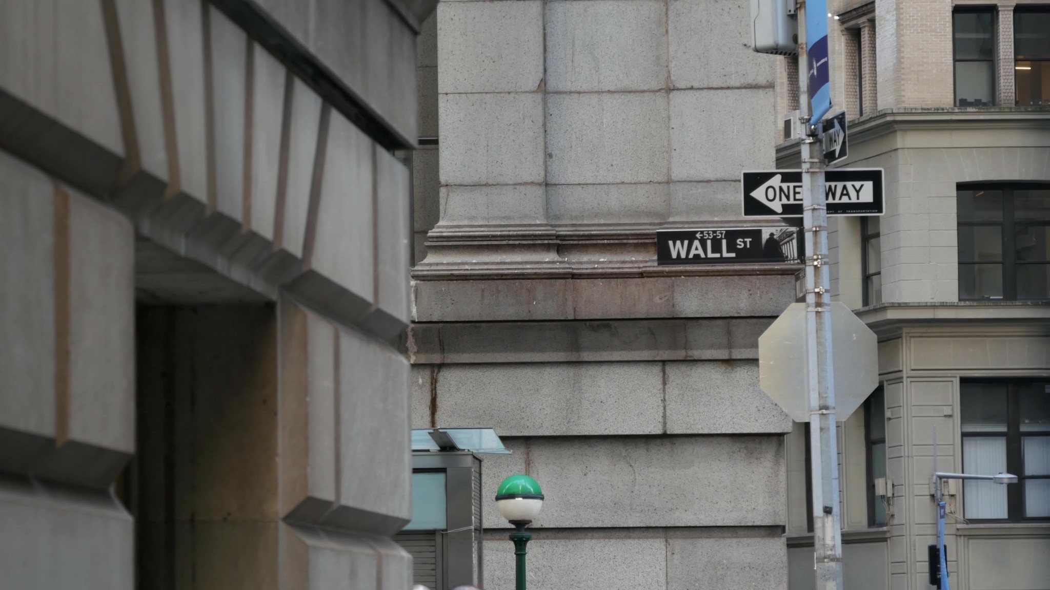 Ο εμπορικός πόλεμος του Τραμπ δεν τρομάζει πια τη Wall Street