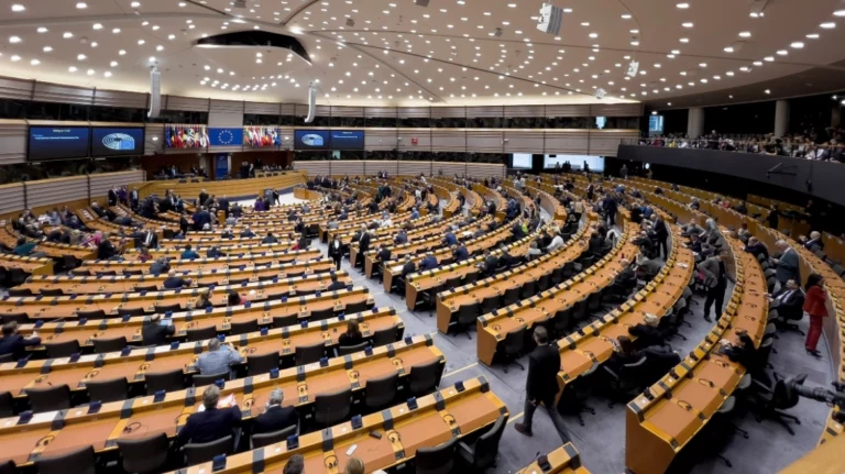 Βόρεια Μακεδονία: Αφαιρούνται οι αναφορές σε «μακεδονική εθνική ταυτότητα και γλώσσα» από την ευρωπαϊκή Έκθεση Προόδου