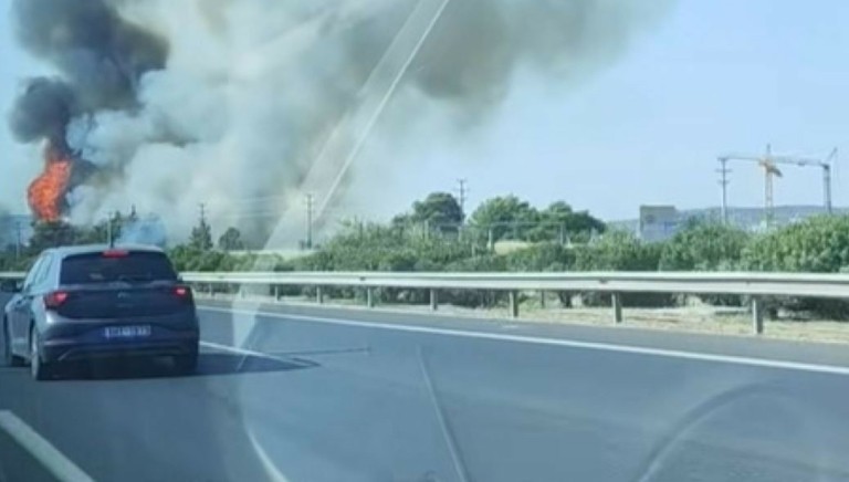 Φωτιά σε παράδρομο της Αττικής Οδού στο Κορωπί