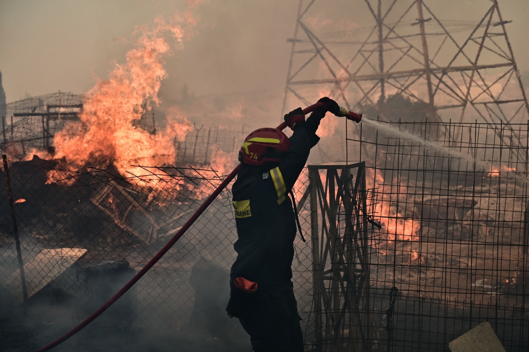 Ελεύθεροι με εντολή εισαγγελέα οι 2 συλληφθέντες για τη φωτιά στην Κερατέα