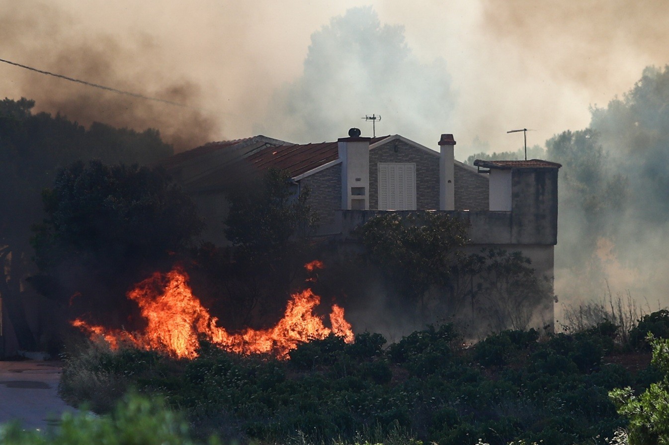 Φωτιά στο Πικέρμι: Εχει κατεύθυνση προς Σπάτα – Δεκάδες απεγκλωβισμοί από την ΕΛΑΣ (upd)