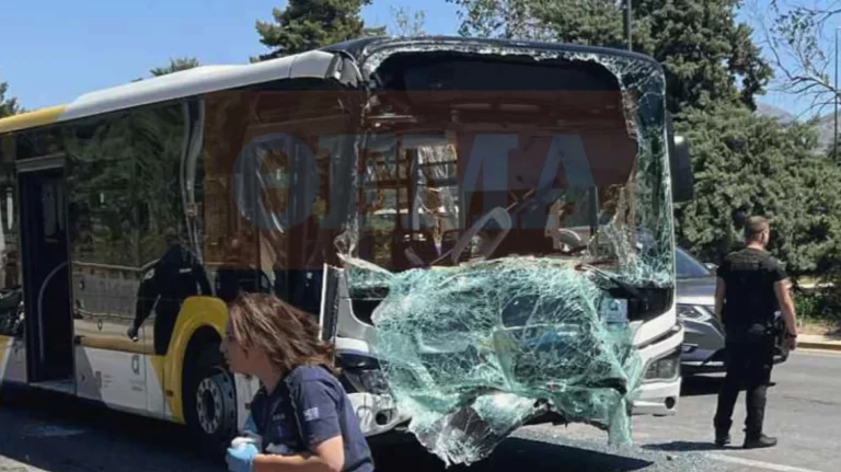 Τροχαίο με δύο λεωφορεία στη Βούλα – Στους 47 τραυματίες, ανάμεσά τους 12 ανήλικοι (upd)