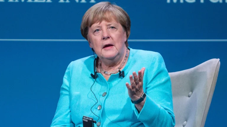 Πώς η Μέρκελ κράτησε την Ελλάδα στο ευρώ: Οι δραματικές στιγμές της διαπραγμάτευσης