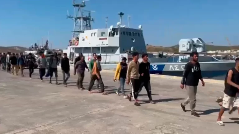 Aπό την Κρήτη στο Λαύριο για κράτηση στα ΠΡΟΚΕΚΑ οι πρώτοι μετανάστες που εισήλθαν με το νέο πλαίσιο παράνομα από τη Λιβύη