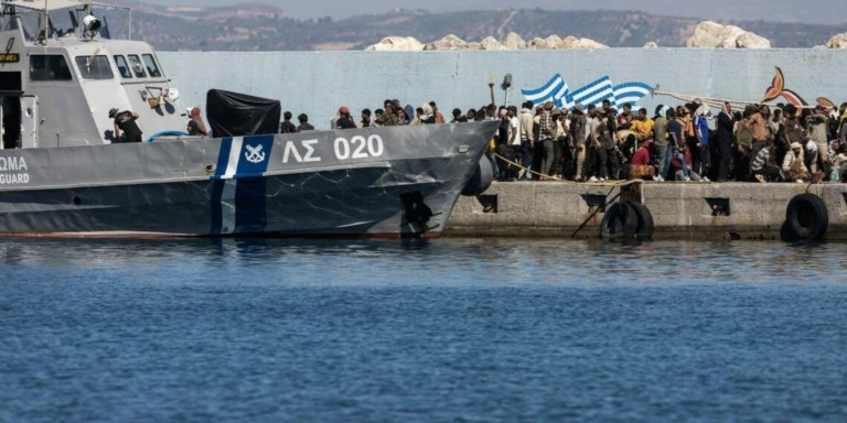 Στο Λαύριο το δεξαμενόπλοιο με τους 520 μετανάστες που θα μεταφερθούν στη Μαλακάσα (vid)