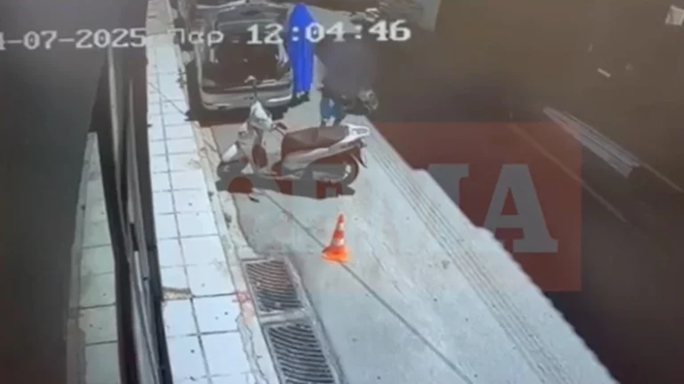 Αγία Παρασκευή: O δολοφόνος του 43χρονου Πολωνού καθηγητή βγαίνει από αυτοκίνητο με μπλε κουβέρτα στο κεφάλι (vid)