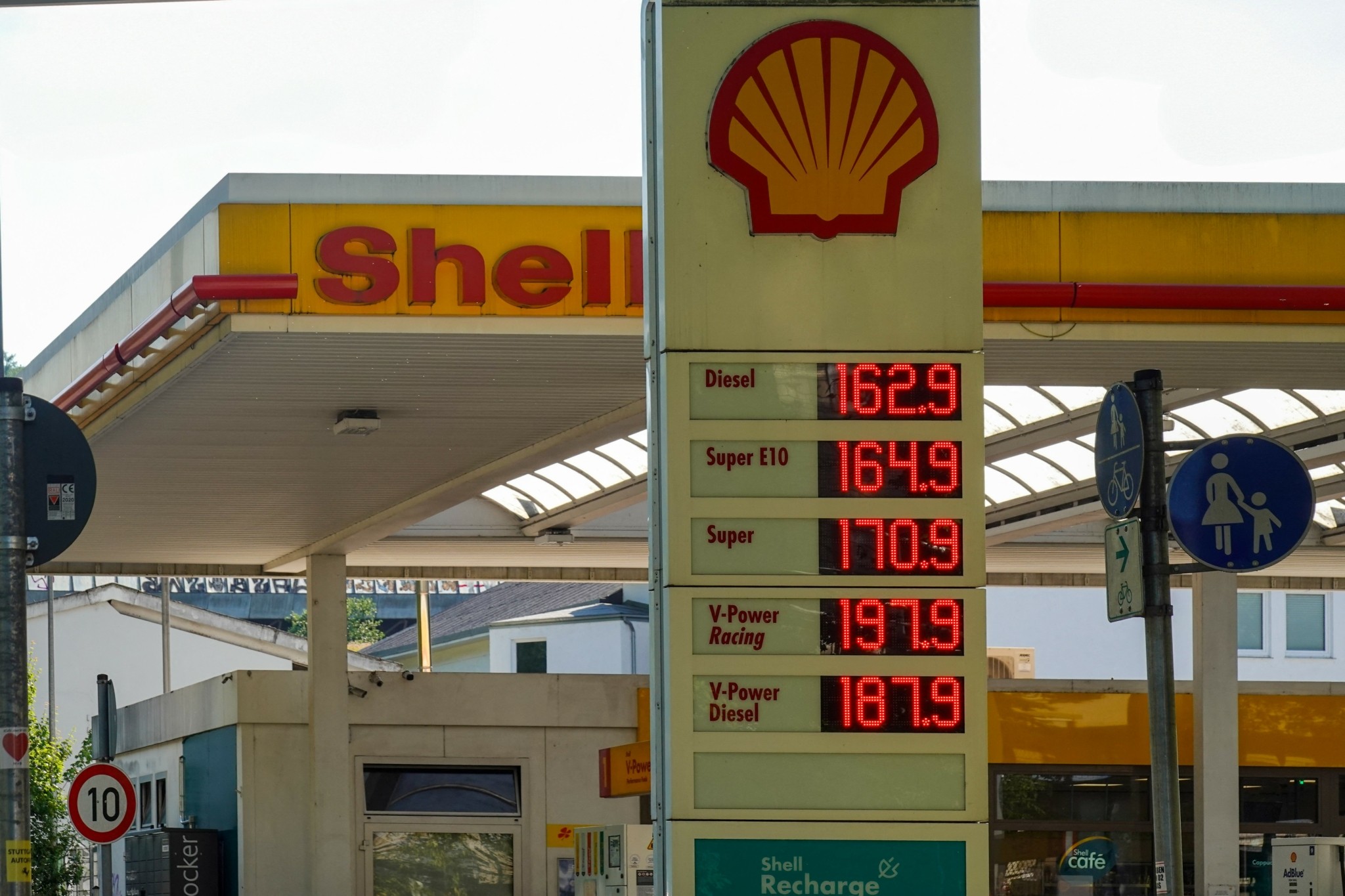Πιέσεις για τη Shell με φόντο τις εμπορικές αναταράξεις – Οι εκτιμήσεις για το δεύτερο τρίμηνο