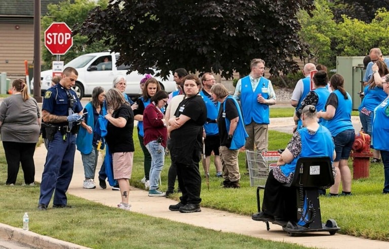 ΗΠΑ: Επίθεση με μαχαίρι έξω από Walmart στο Μίσιγκαν – Τουλάχιστον 11 τραυματίες (tweets)