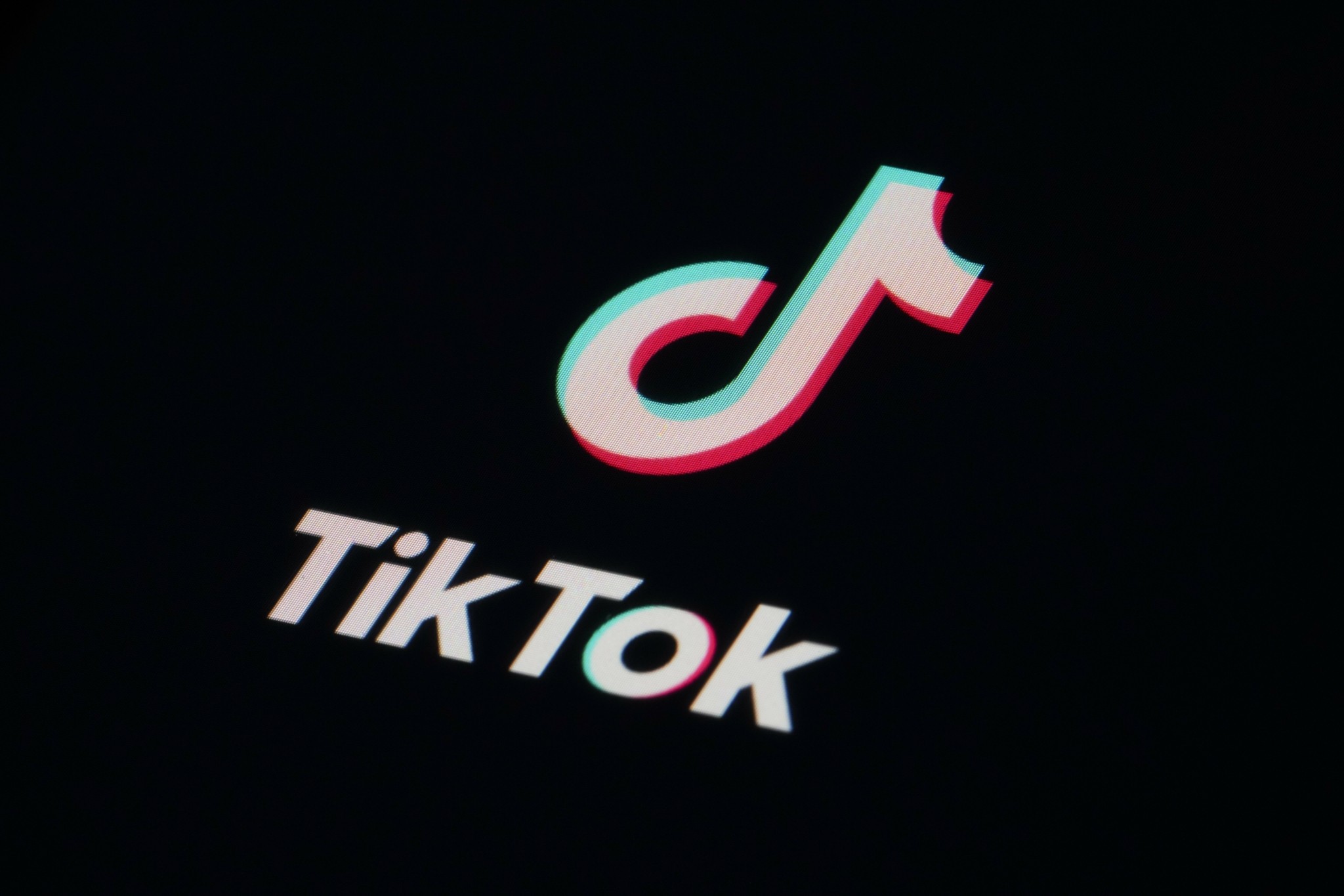 TikTok: Ο ρόλος-κλειδί της Oracle στο deal Τραμπ με Κίνα