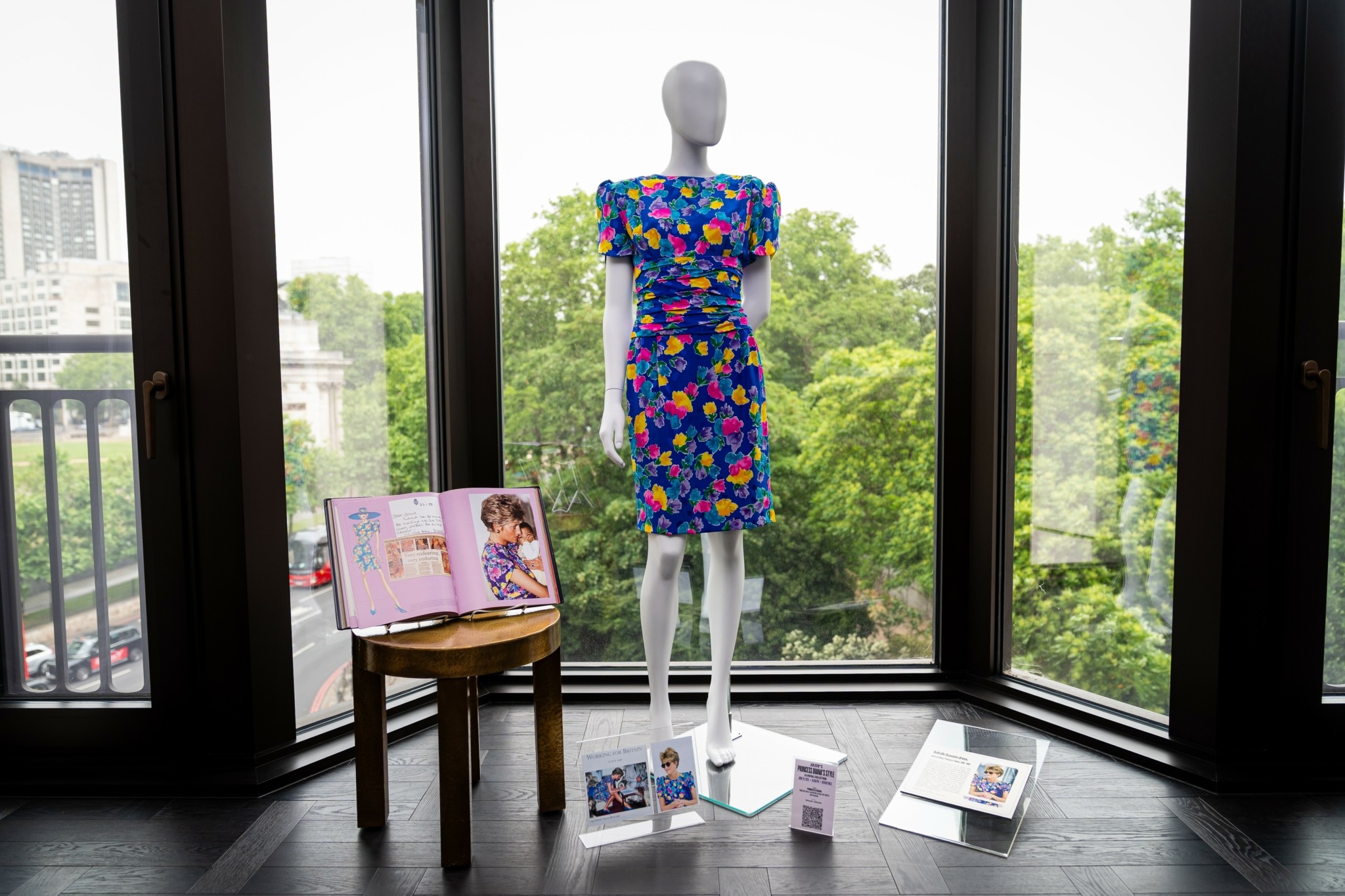 Πριγκίπισσα Νταϊάνα: Οι τιμές που “έπιασαν” τα εμβληματικά κομμάτια της γκαρνταρόμπας της