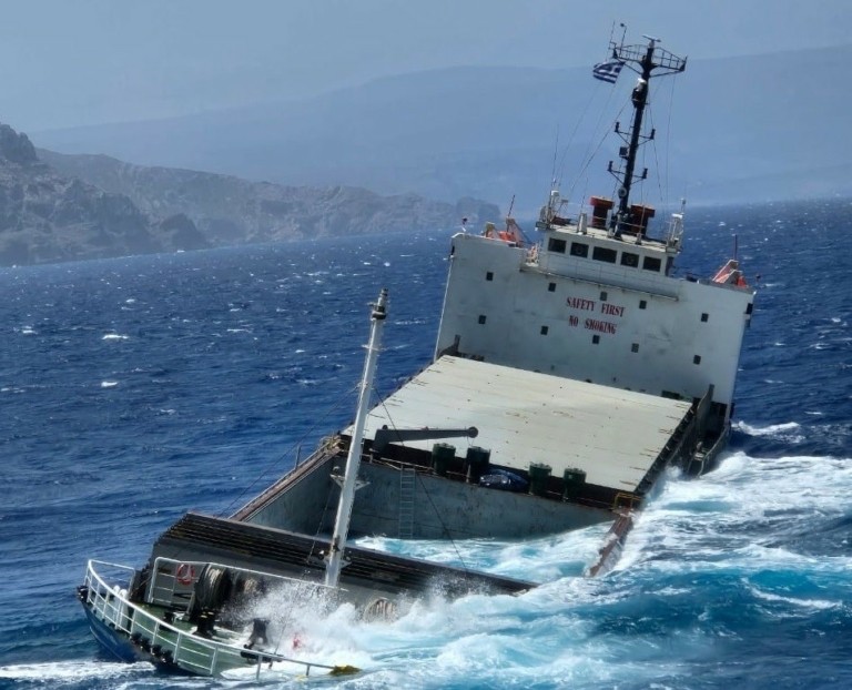 Κρήτη: Αποφεύχθηκε οικολογική καταστροφή με τη συνδρομή ελληνικού ναυαγοσωστικού (pics)