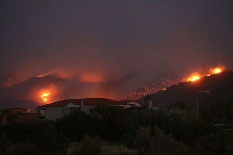 Ολονύχτια μάχη της πυροσβεστικής με τη φωτιά στην Ανατολική Αττική – Πνέουν ισχυροί άνεμοι, καίγονται σπίτια (upd)