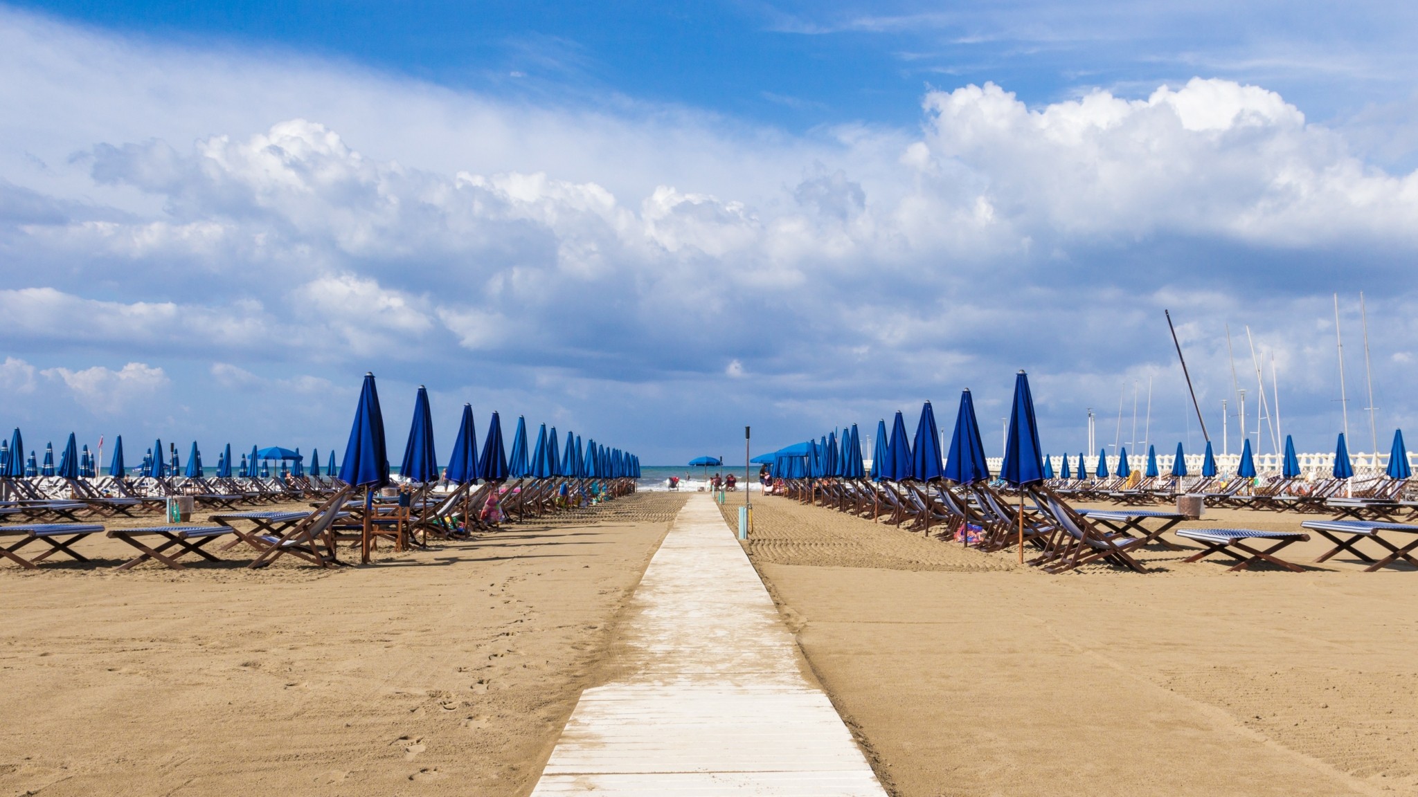 Καύσωνας και ακρίβεια: Τσέπες «καμένες», άδειες παραλίες στην Ιταλία