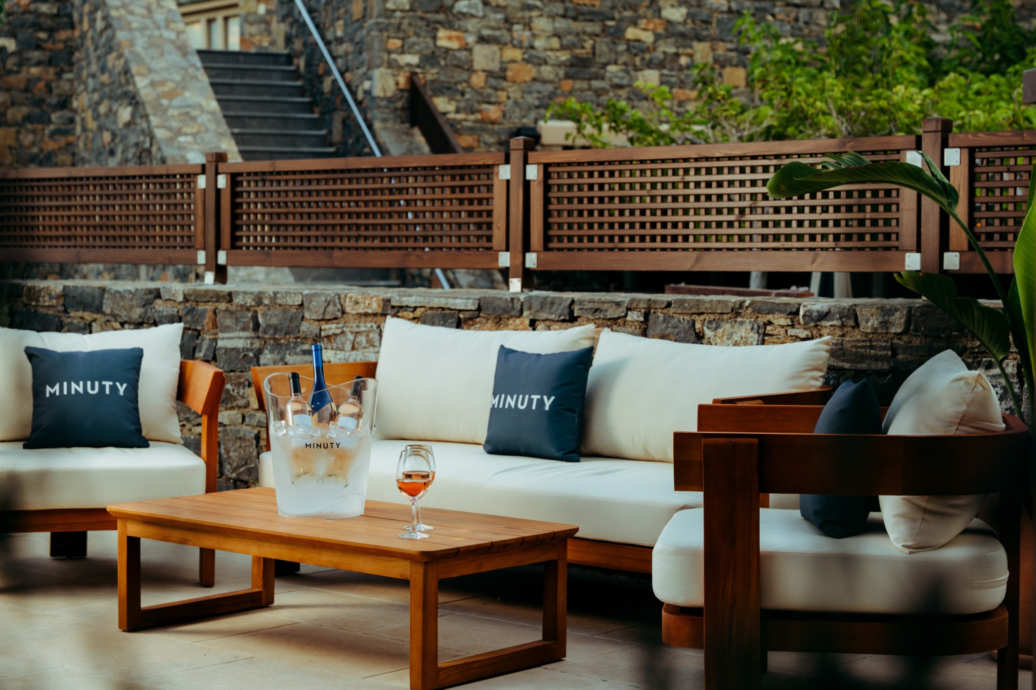 Το πιο όμορφο μπαρ του καλοκαιριού: Villa Minuty στο Daios Cove