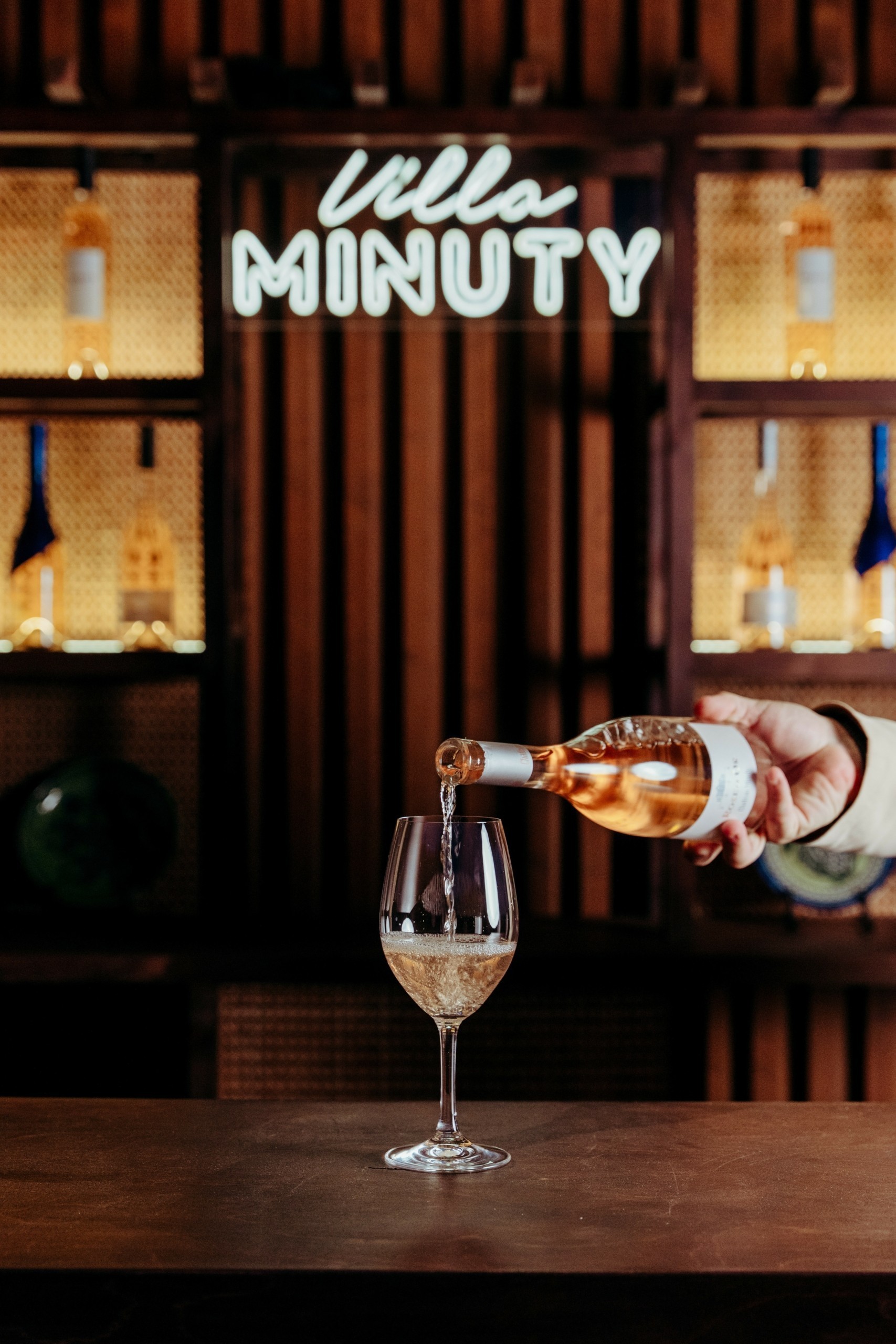 Το πιο όμορφο μπαρ του καλοκαιριού: Villa Minuty στο Daios Cove