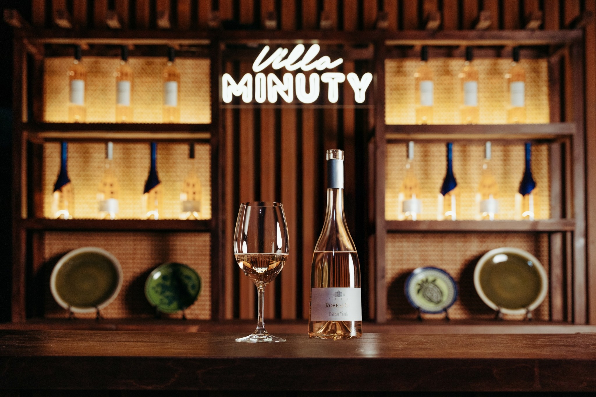 Το πιο όμορφο μπαρ του καλοκαιριού: Villa Minuty στο Daios Cove