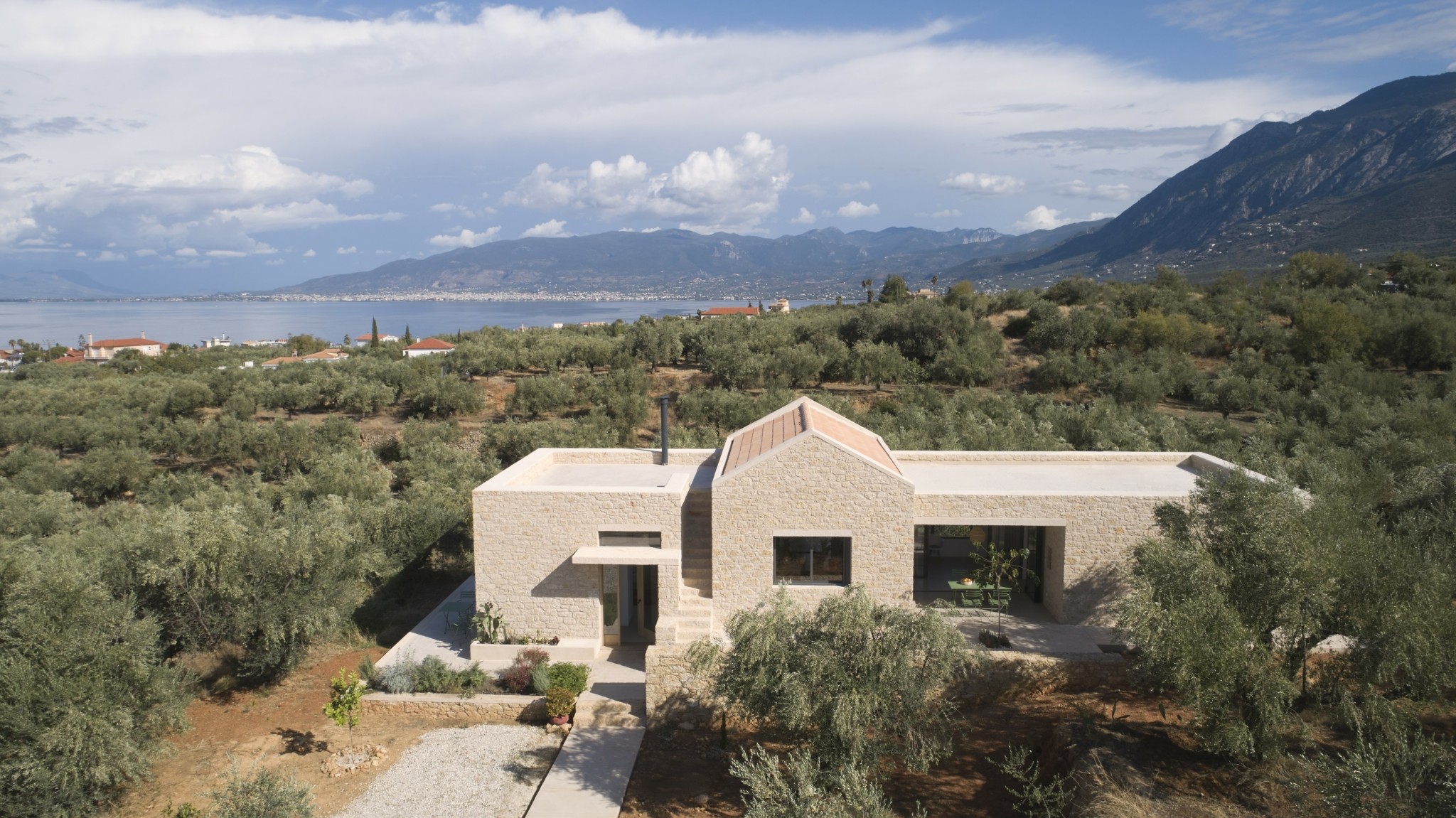 Μια πανέμορφη πέτρινη κατοικία καταφύγιο ηρεμίας μέσα σε έναν ελαιώνα στη Μαντίνεια