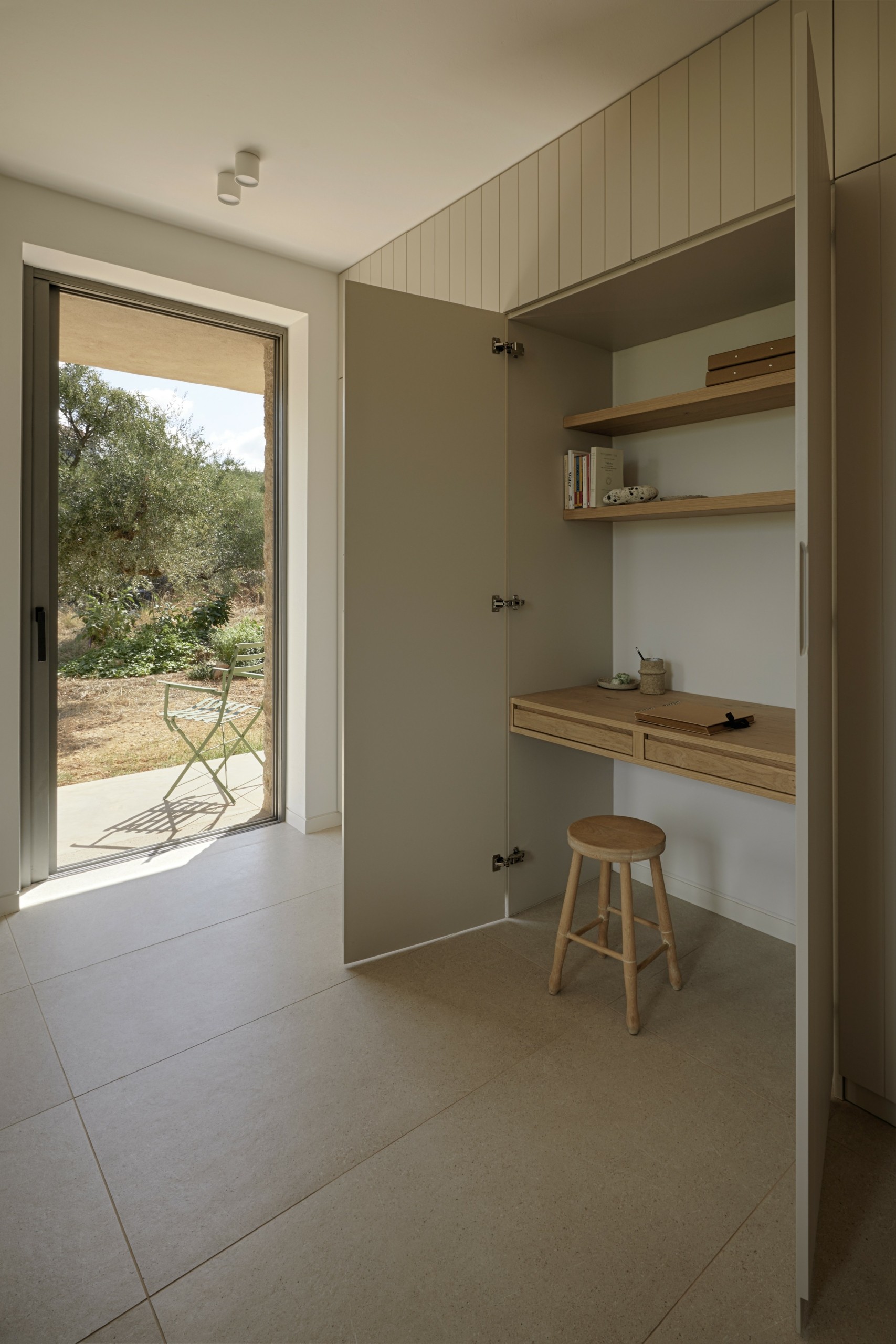 Μια πανέμορφη πέτρινη κατοικία καταφύγιο ηρεμίας μέσα σε έναν ελαιώνα στη Μαντίνεια