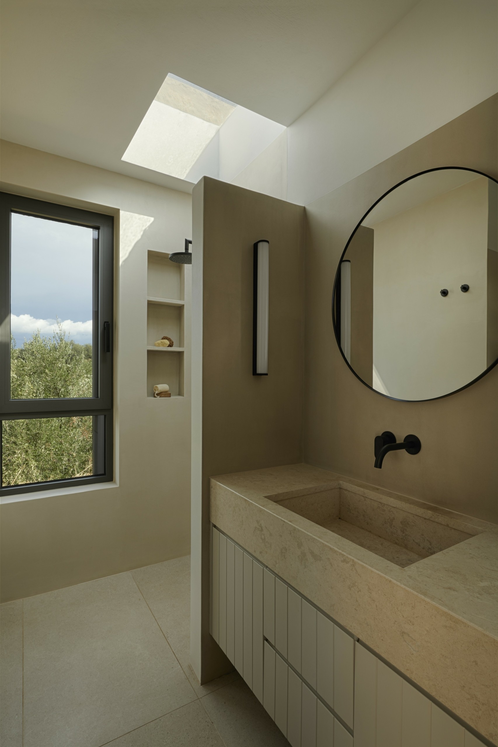 Μια πανέμορφη πέτρινη κατοικία καταφύγιο ηρεμίας μέσα σε έναν ελαιώνα στη Μαντίνεια