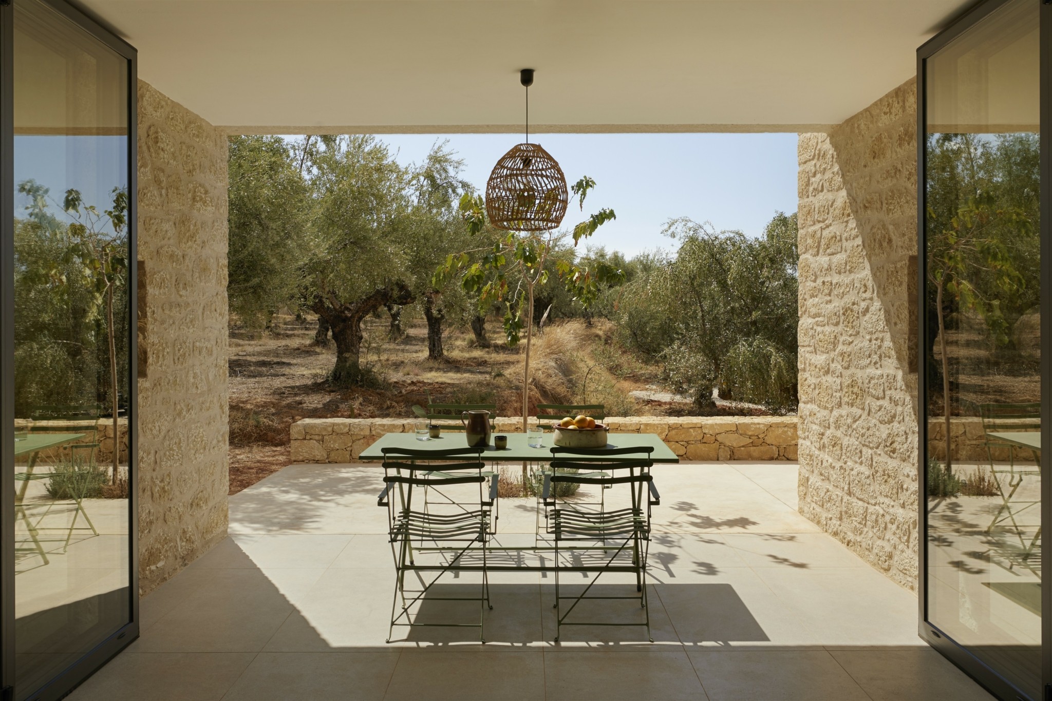 Μια πανέμορφη πέτρινη κατοικία καταφύγιο ηρεμίας μέσα σε έναν ελαιώνα στη Μαντίνεια