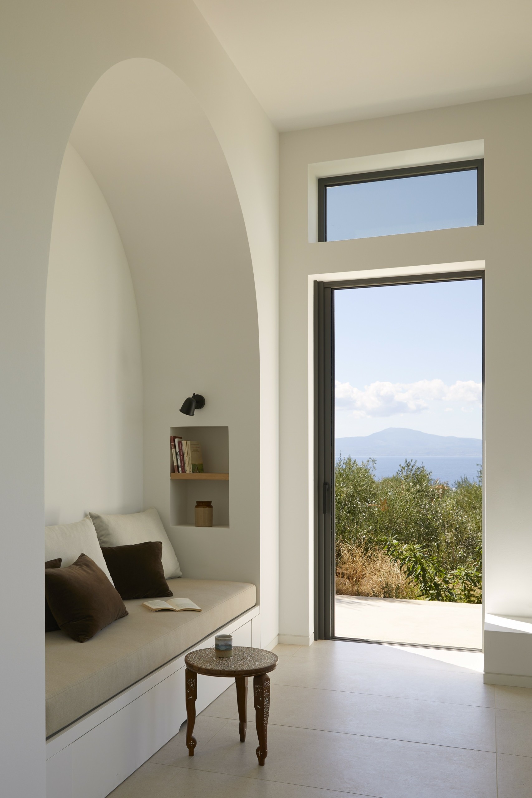 Μια πανέμορφη πέτρινη κατοικία καταφύγιο ηρεμίας μέσα σε έναν ελαιώνα στη Μαντίνεια