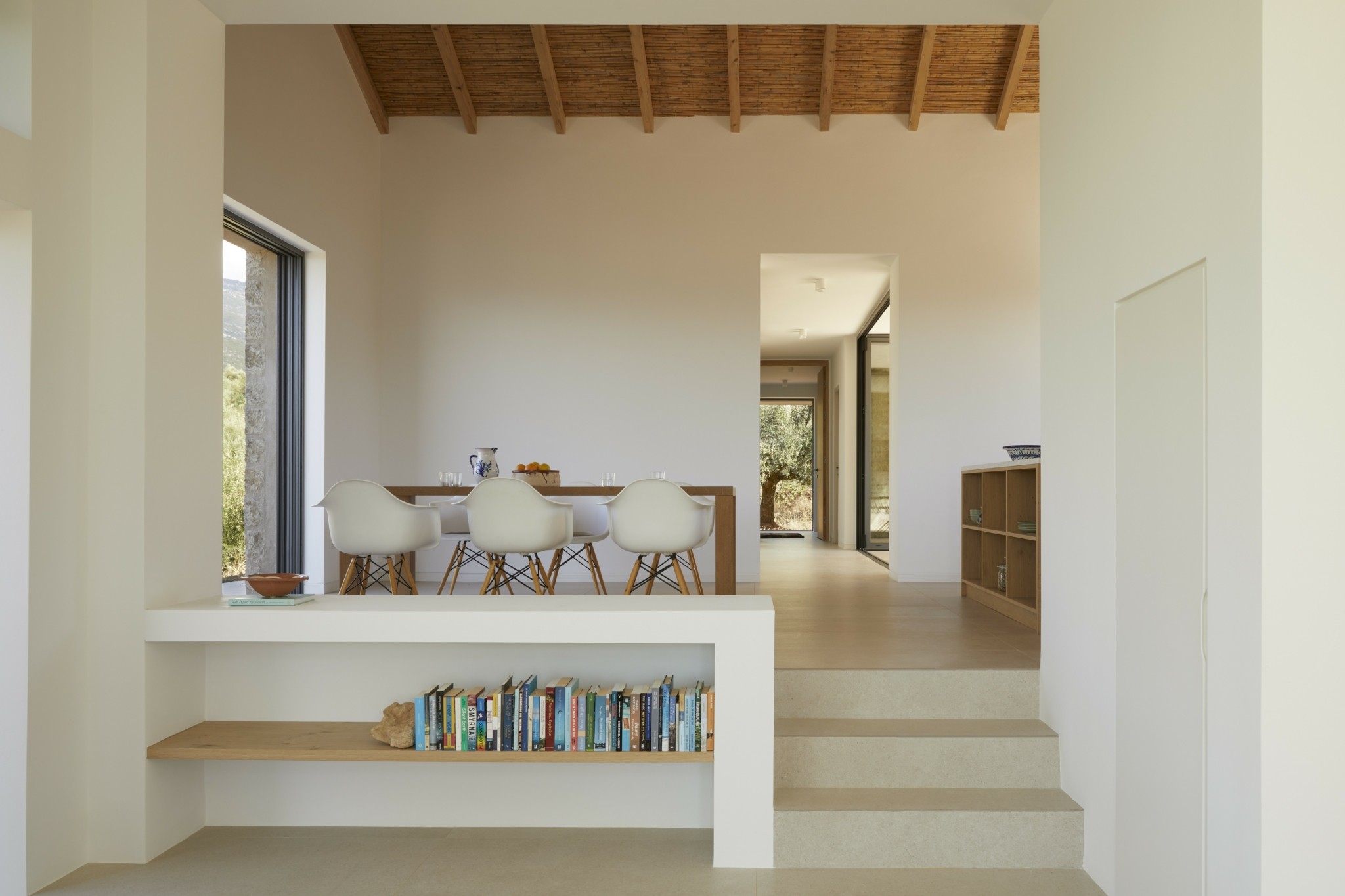 Μια πανέμορφη πέτρινη κατοικία καταφύγιο ηρεμίας μέσα σε έναν ελαιώνα στη Μαντίνεια